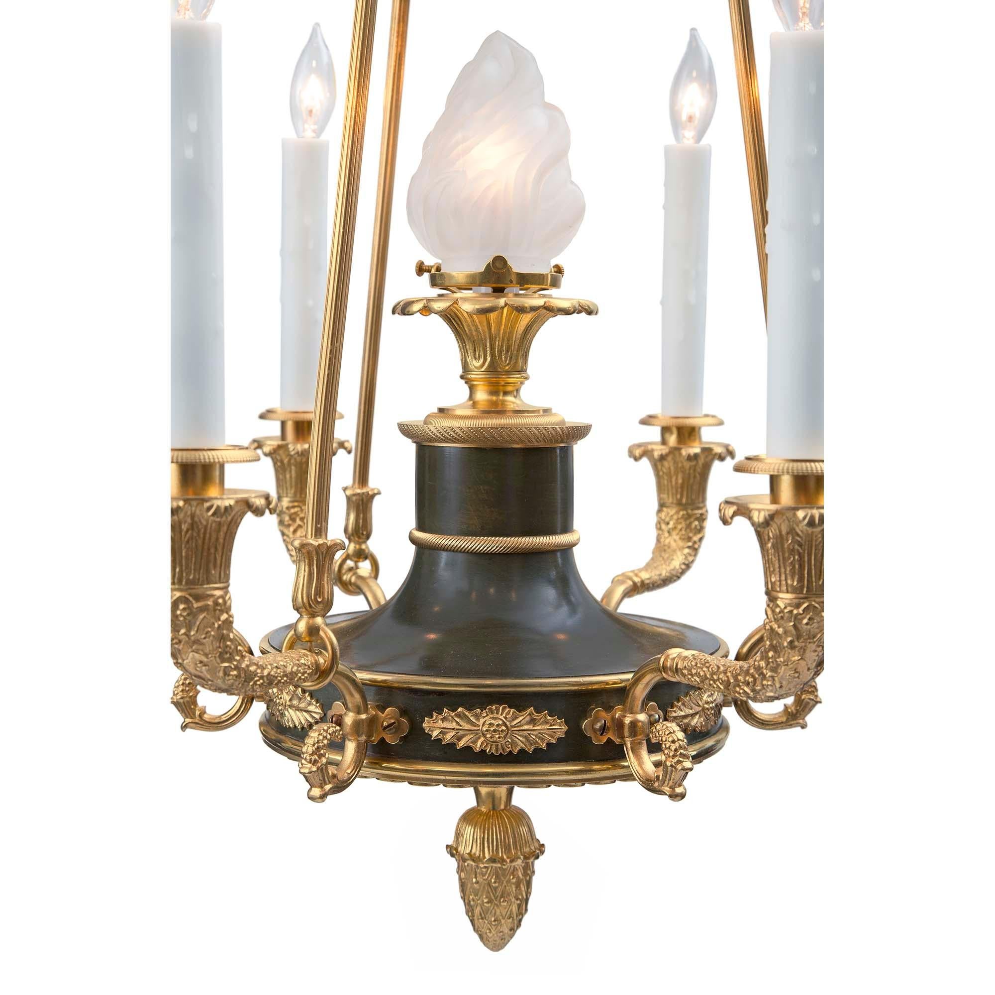 Sechs-Licht-Kronleuchter aus Bronze und Goldbronze im Empire-Stil des 19. Jahrhunderts (Patiniert) im Angebot