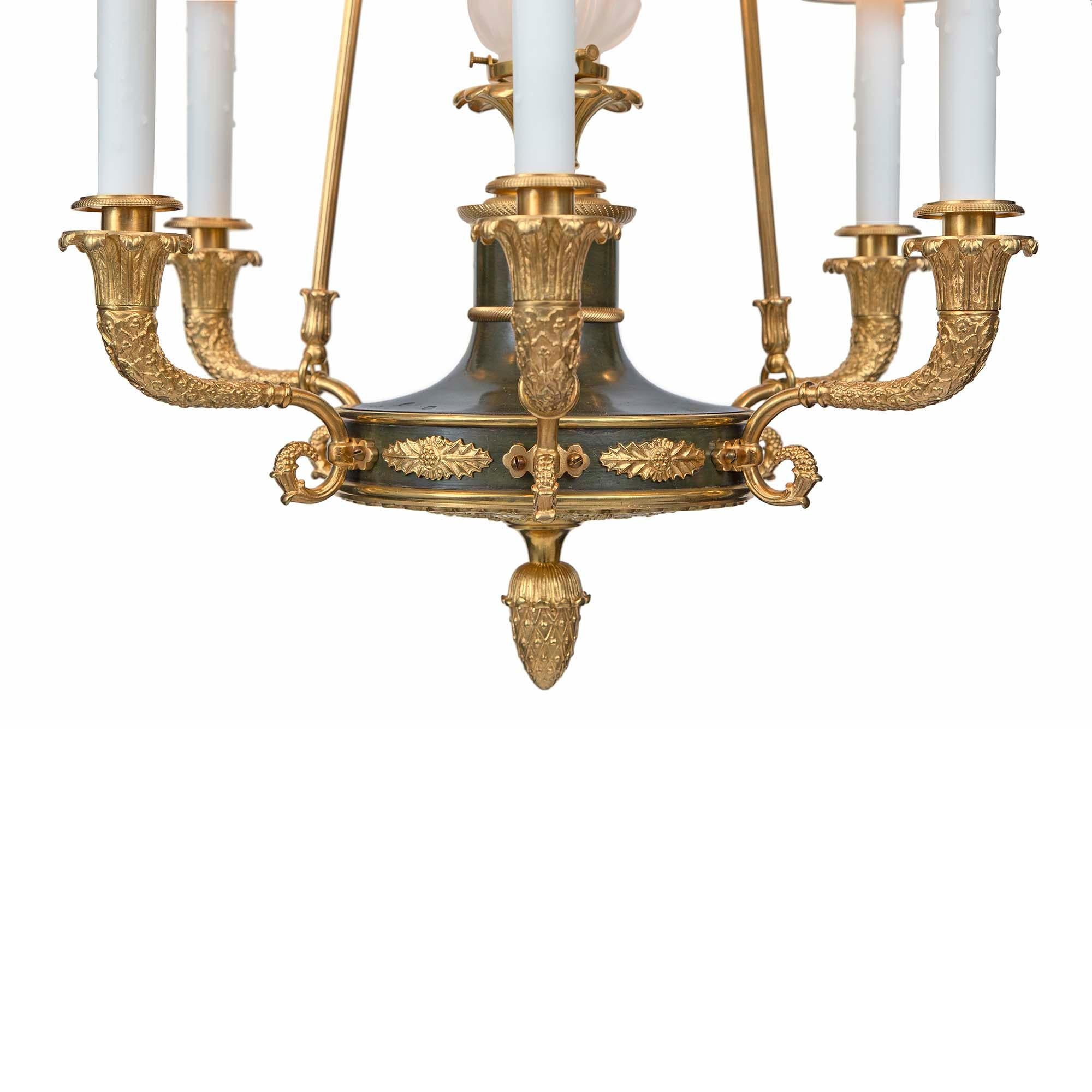 Sechs-Licht-Kronleuchter aus Bronze und Goldbronze im Empire-Stil des 19. Jahrhunderts im Angebot 1