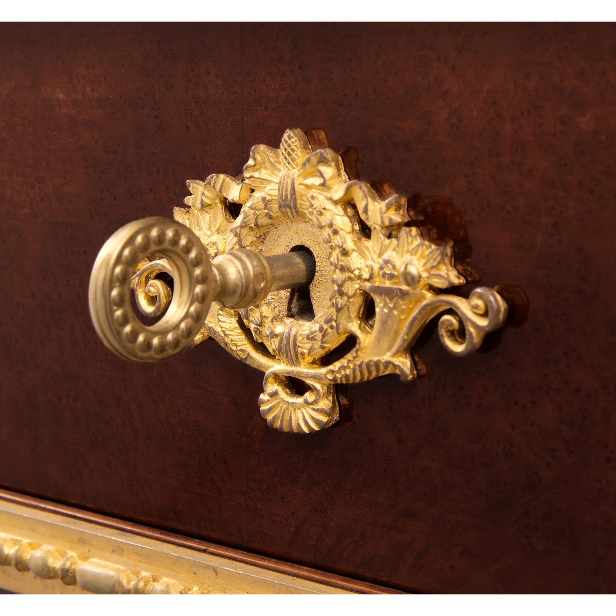 Bronze doré Meuble de rangement/Vitrine de style Empire français du XIXe siècle en ronce de noyer, bronze doré et verre en vente
