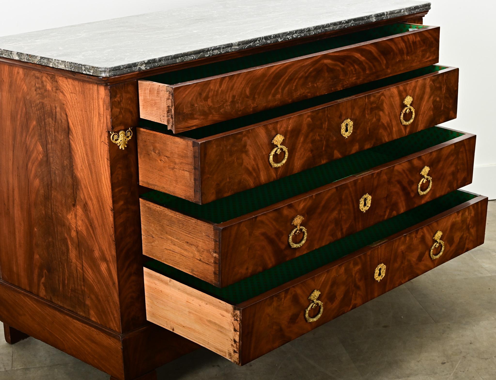 Ottone Commode francese del XIX secolo in stile impero in vendita