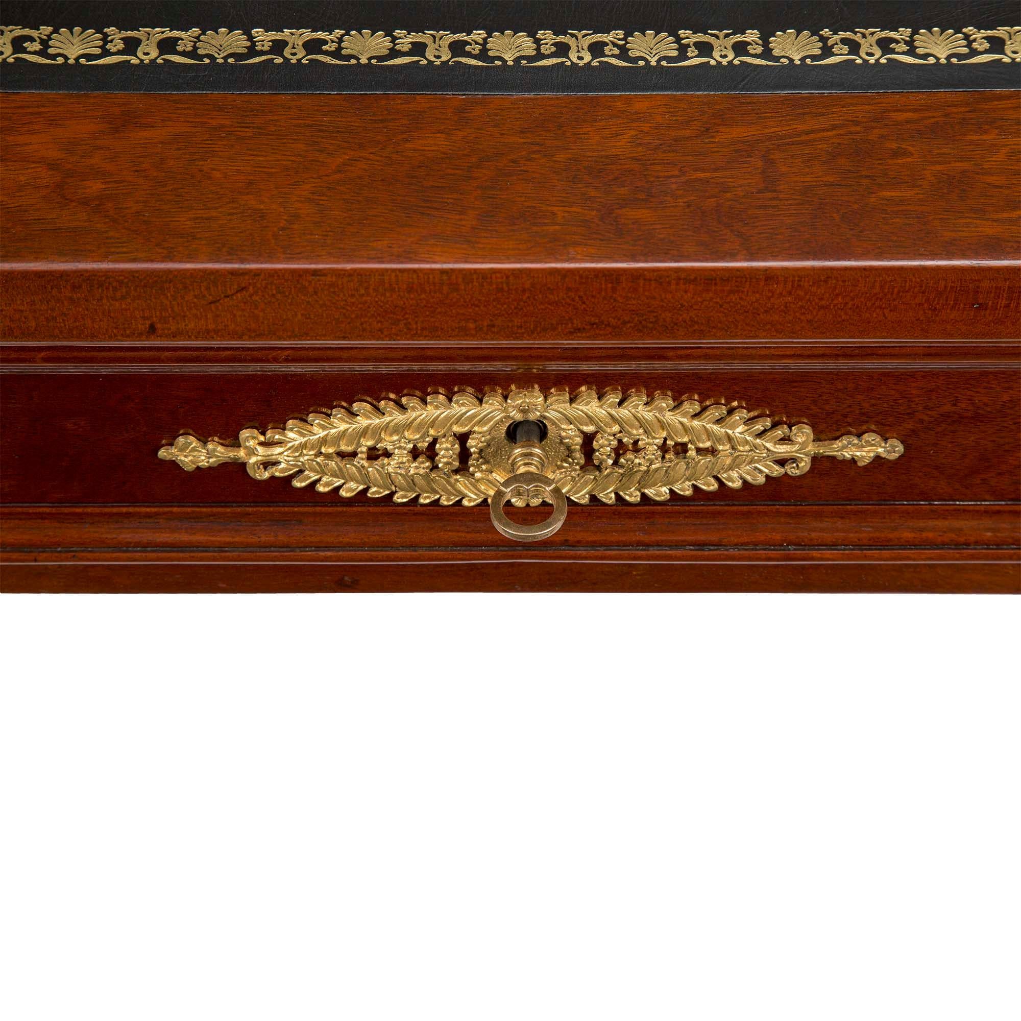 Bureau Plat de Caoba y Ormolu de Estilo Imperio Francés del Siglo XIX en venta 5