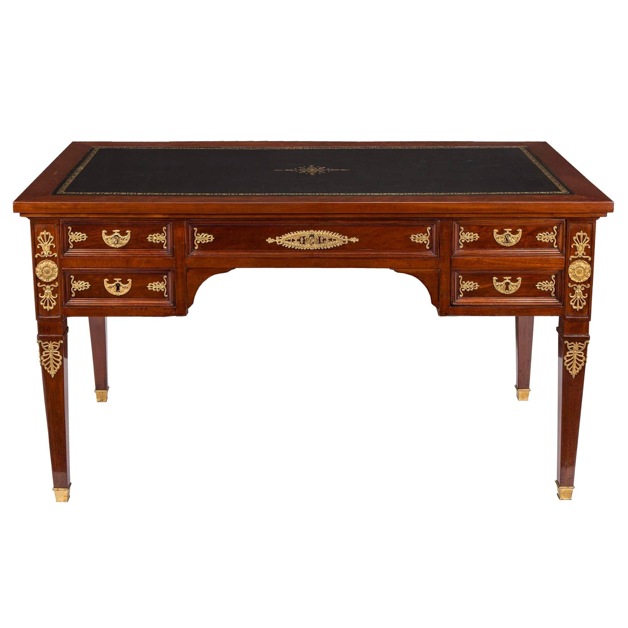 Bureau Plat de Caoba y Ormolu de Estilo Imperio Francés del Siglo XIX en venta 1