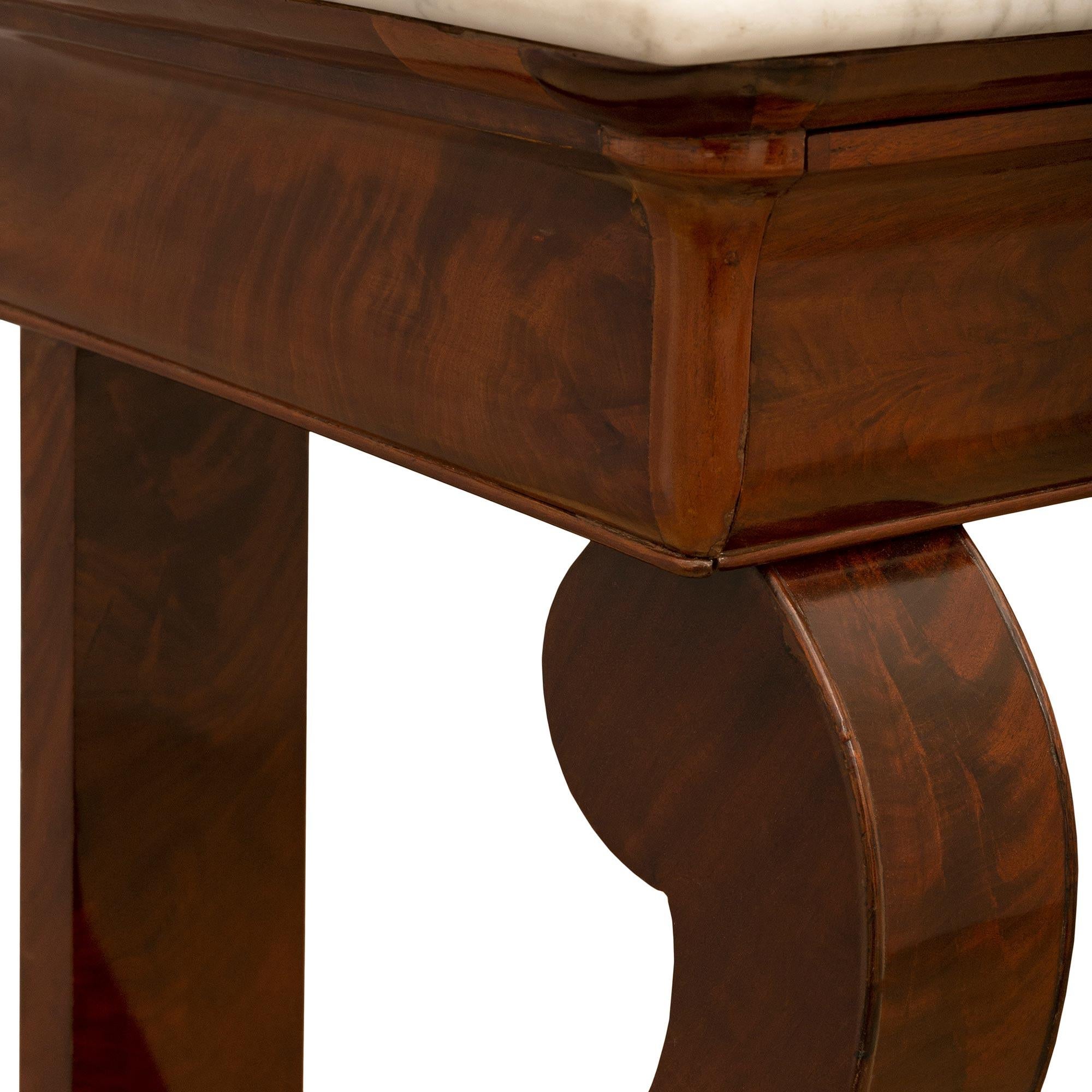 Mogano Console francese del XIX secolo in stile Impero in mogano e legno satinato intarsiato in vendita