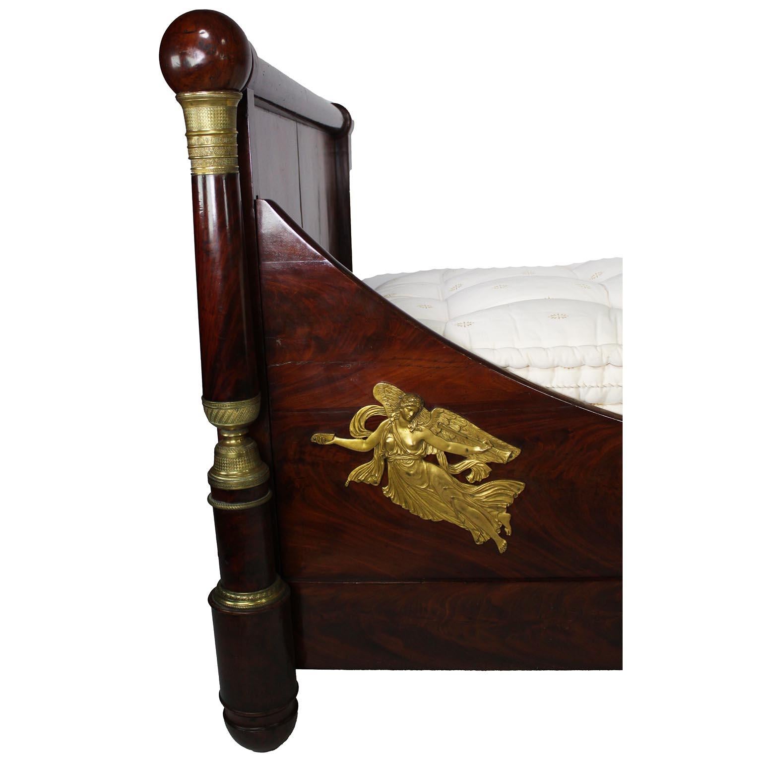 Französisches Kampagnen-Tagesbett aus Mahagoni und vergoldeter Bronze im Empire-Stil des 19. Jahrhunderts (Empire Revival) im Angebot