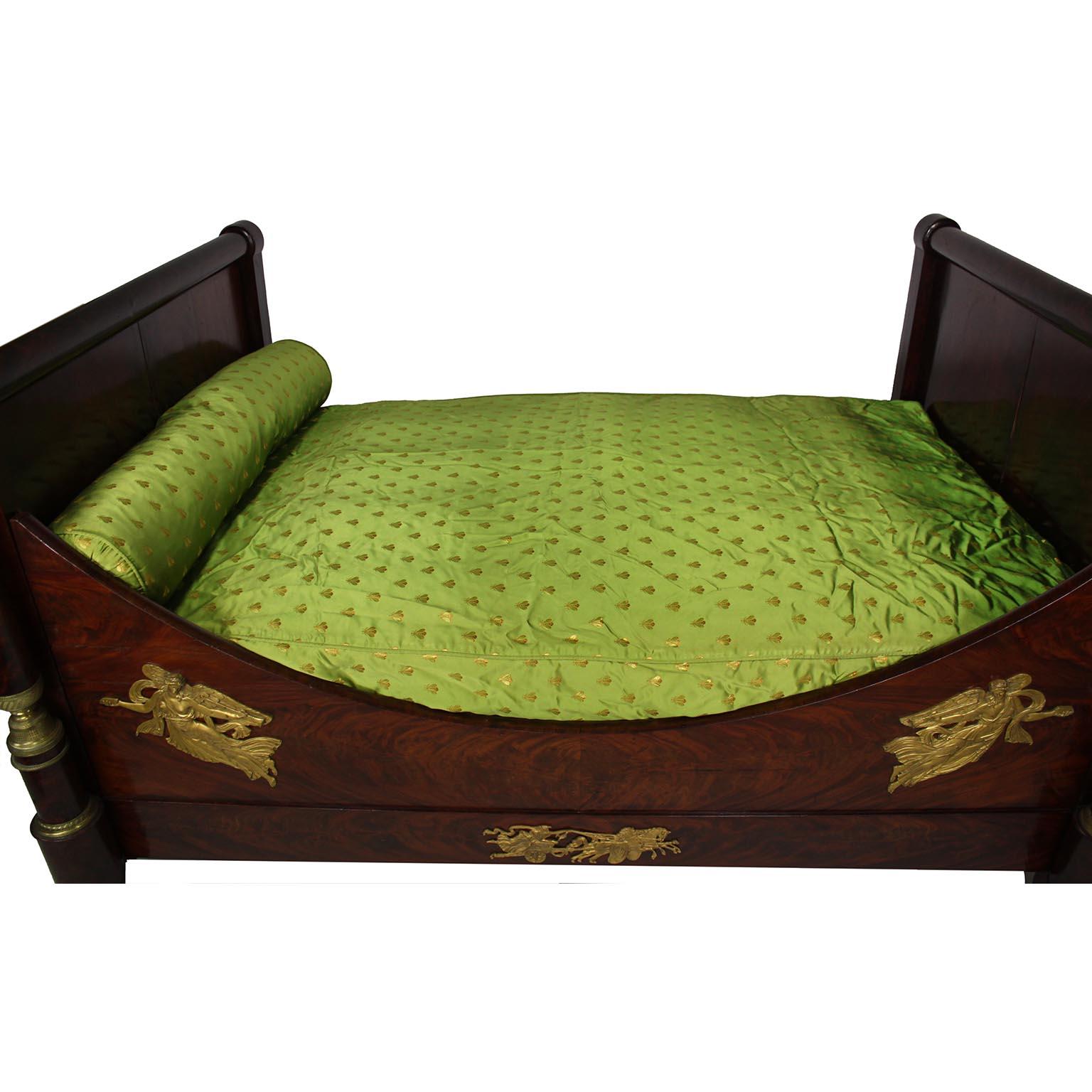 Französisches Kampagnen-Tagesbett aus Mahagoni und vergoldeter Bronze im Empire-Stil des 19. Jahrhunderts (Vergoldet) im Angebot