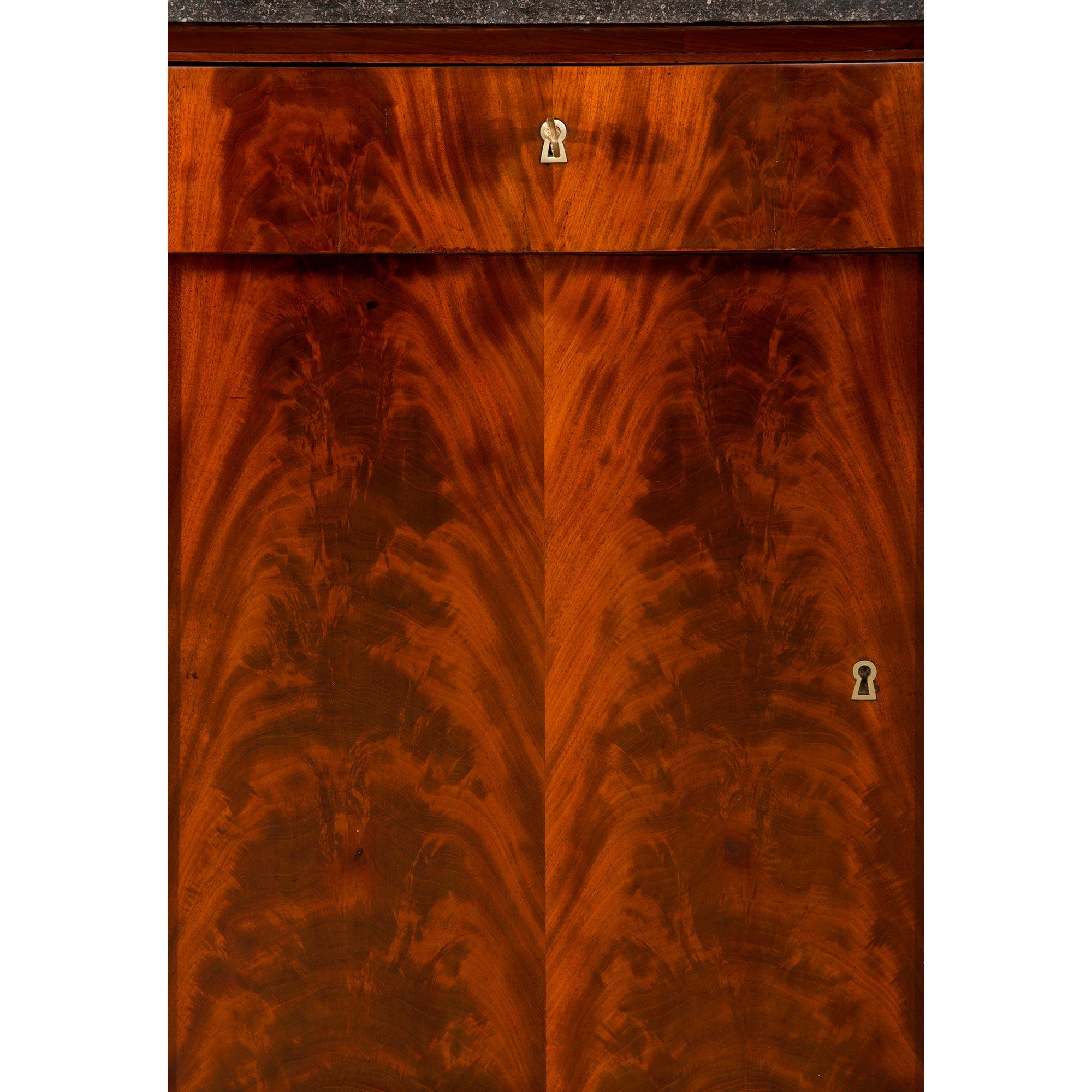 Buffet francese del XIX secolo in stile Impero in mogano, ormolu e marmo in vendita 2