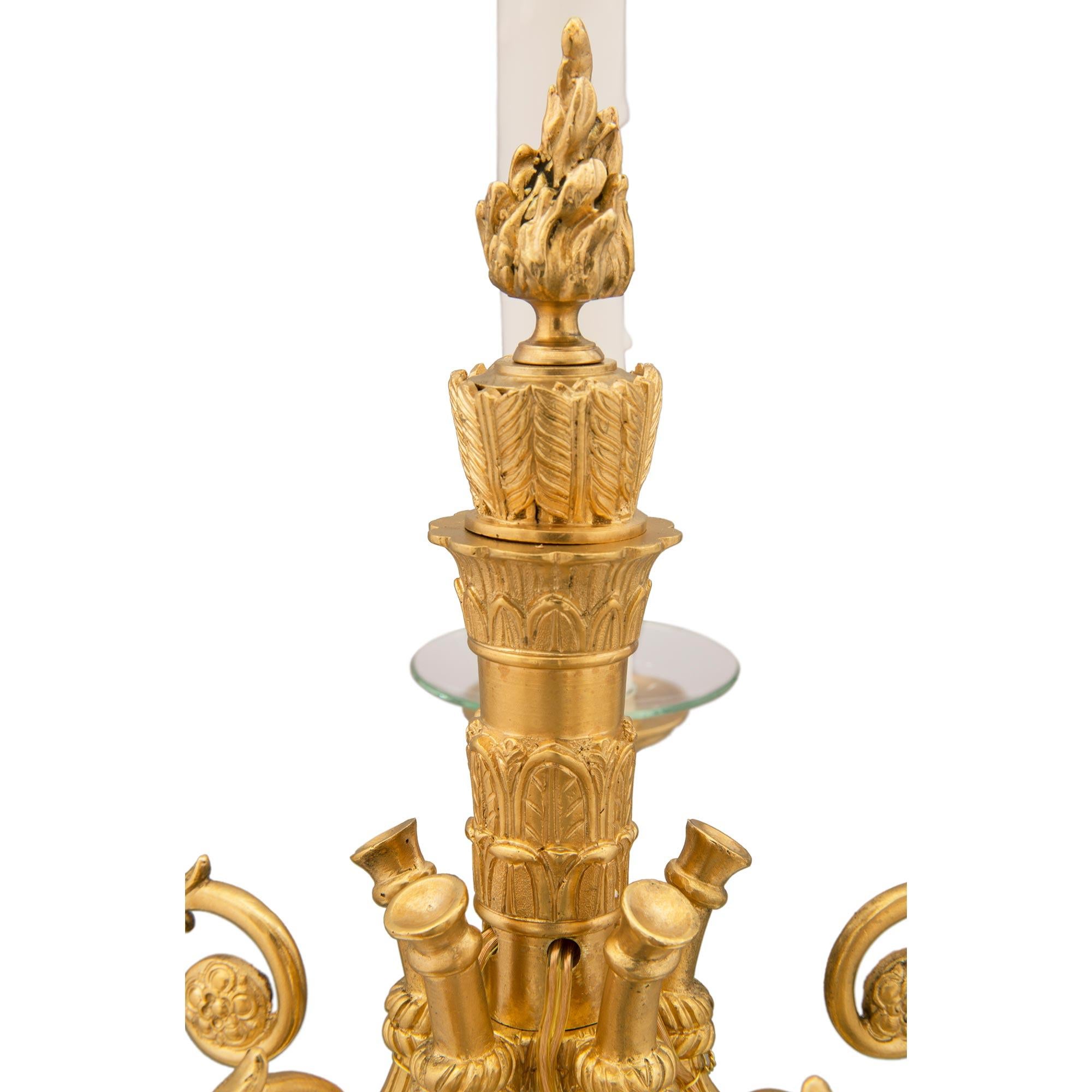 Bronze doré Lampes à cinq bras de style Empire français du XIXe siècle en bronze doré et granit en vente