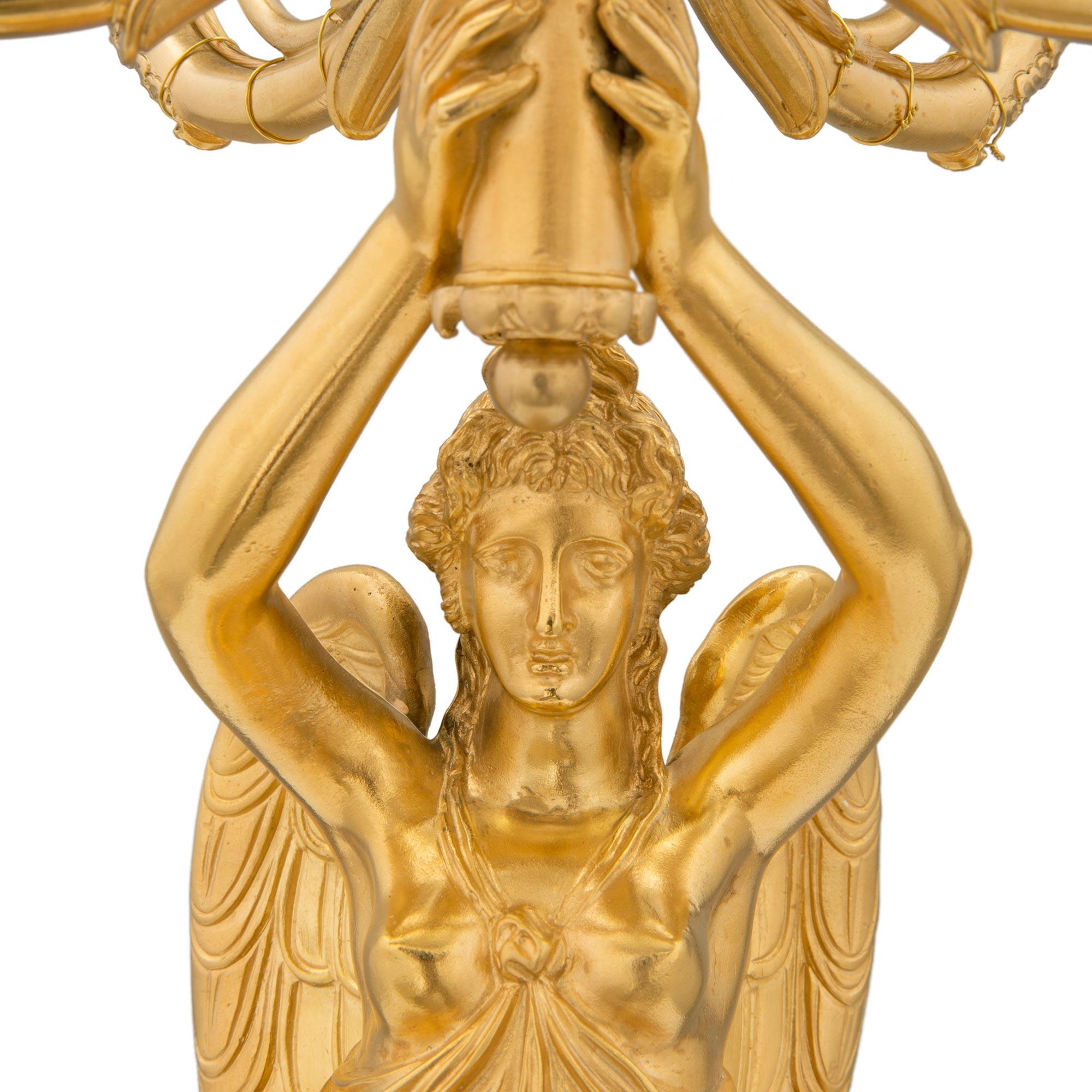 Similoro Lampade a cinque bracci in stile impero francese del XIX secolo con ormolatura e granito in vendita