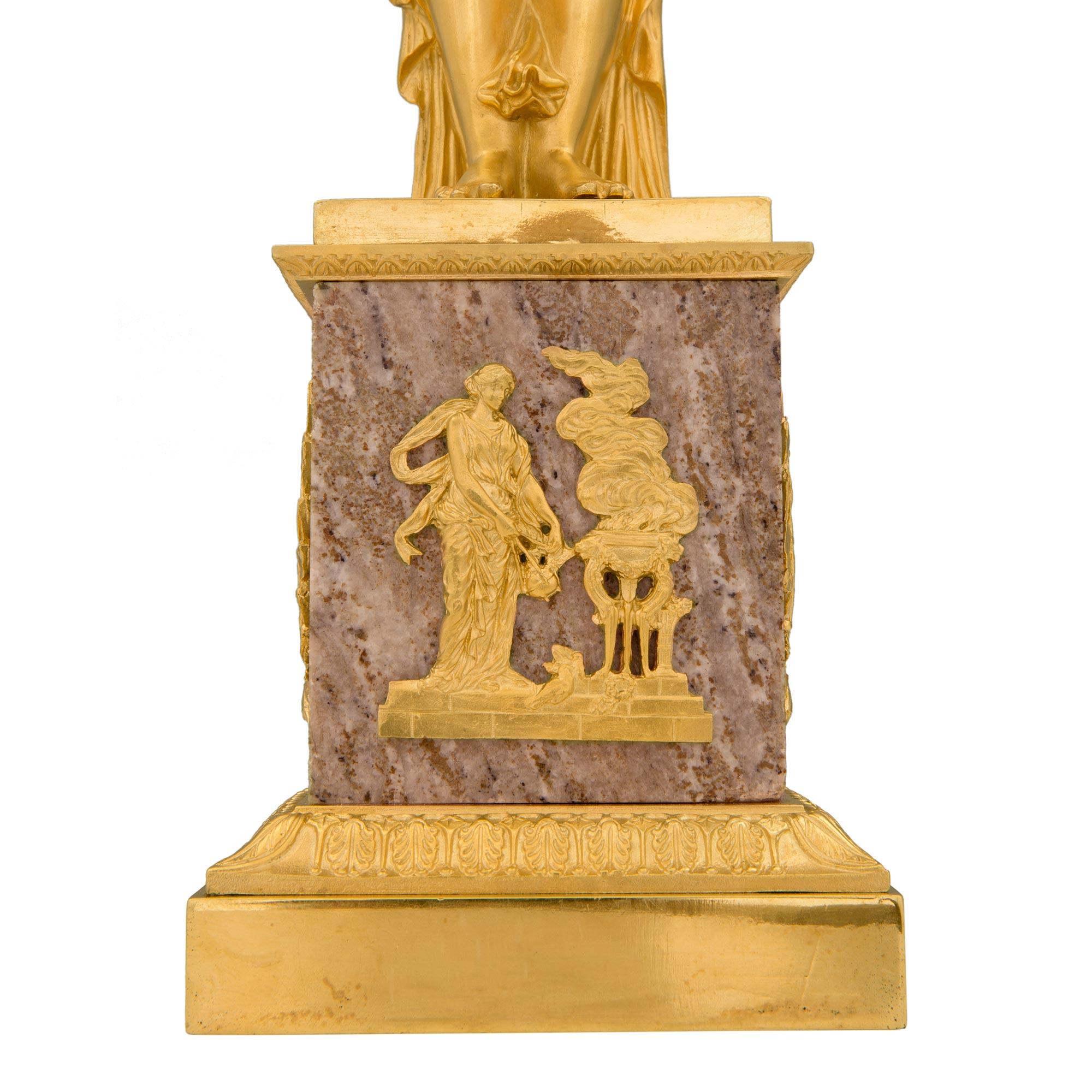 Lampes à cinq bras de style Empire français du XIXe siècle en bronze doré et granit en vente 4