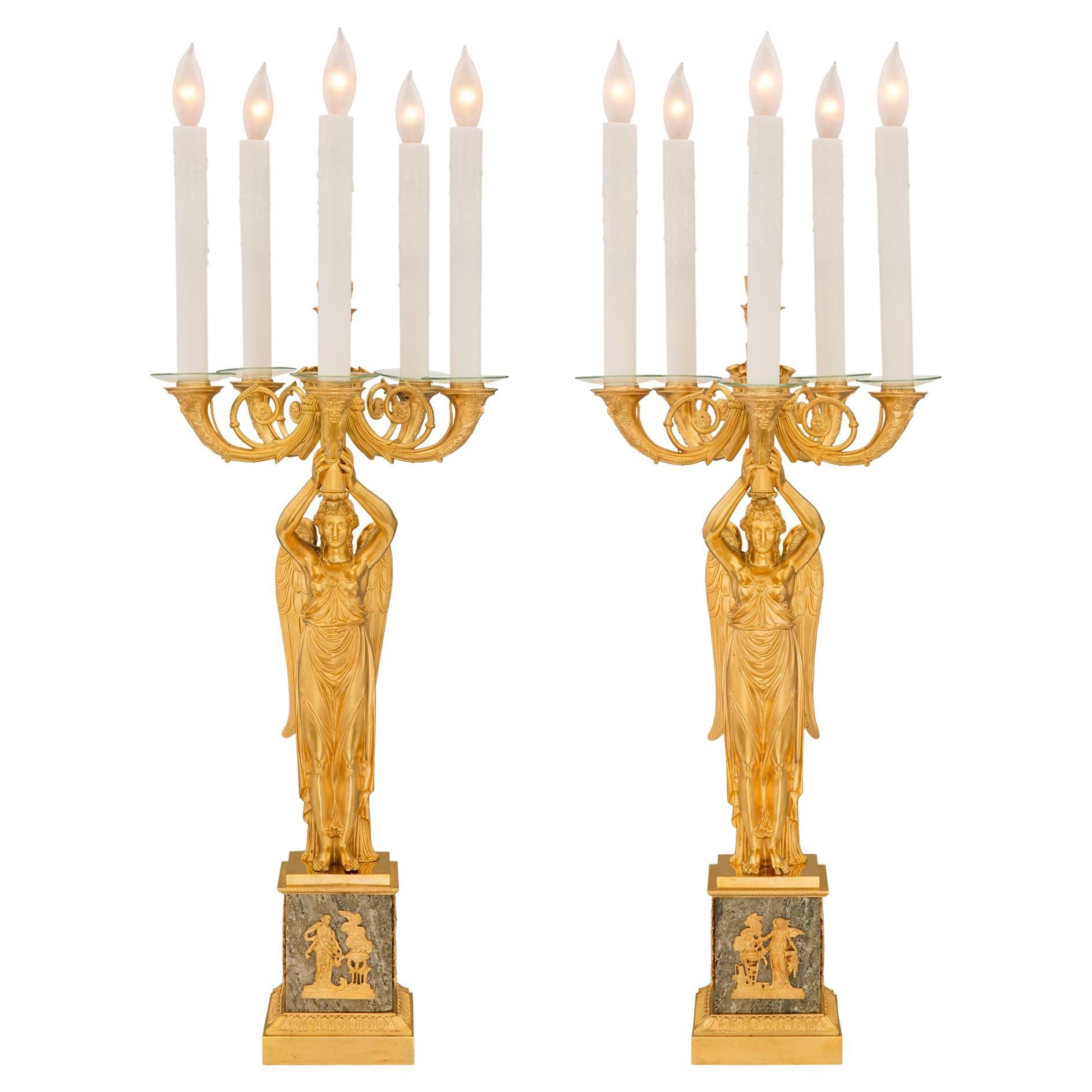 Lampes à cinq bras de style Empire français du XIXe siècle en bronze doré et granit en vente
