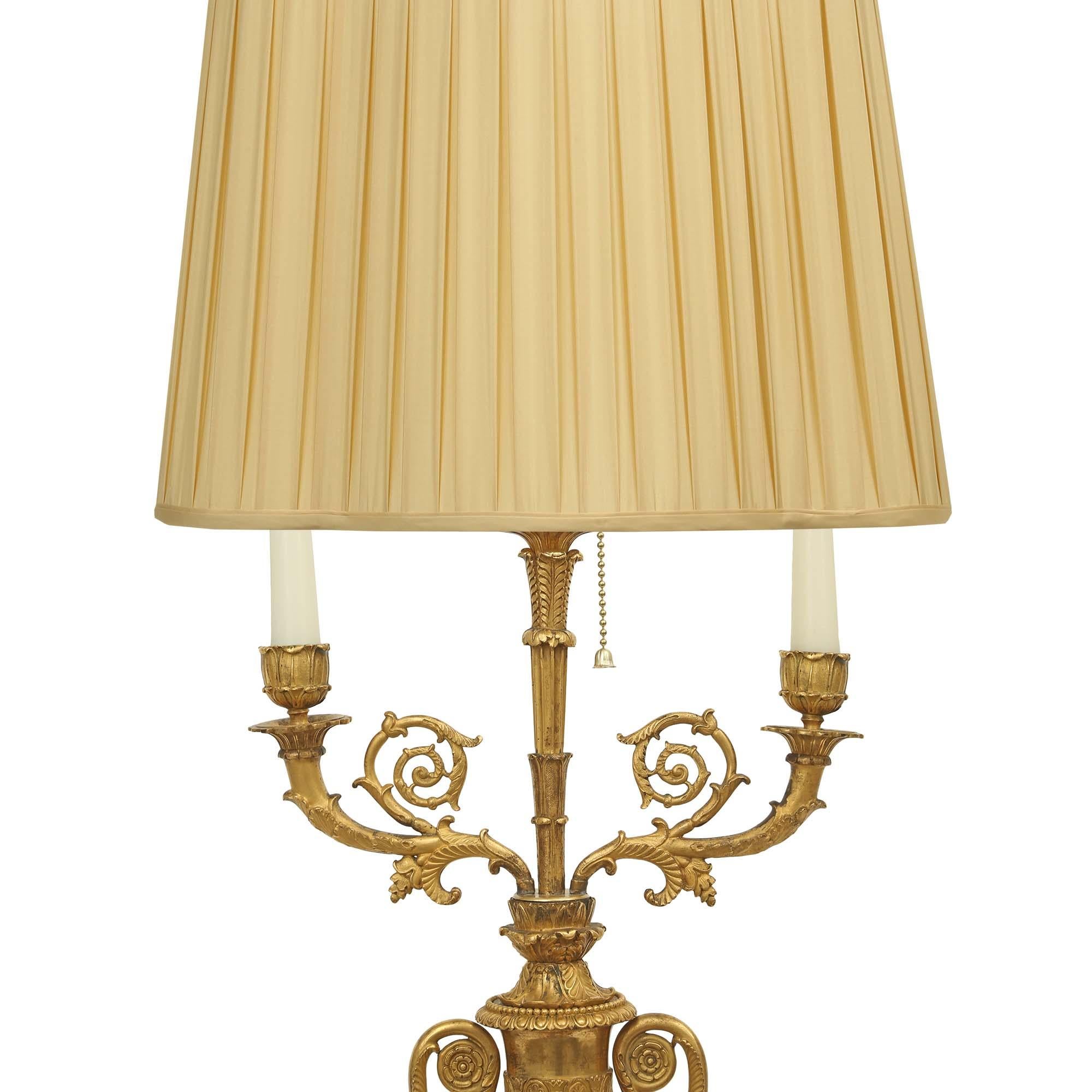 Français Lampe française de style Empire du XIXe siècle en bronze doré et marbre en vente
