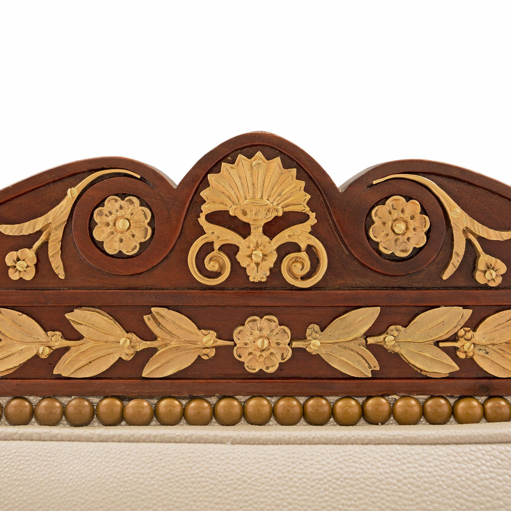 XIXe siècle Chaise d'appoint française de style Empire du 19ème siècle en bronze doré et acajou massif en vente