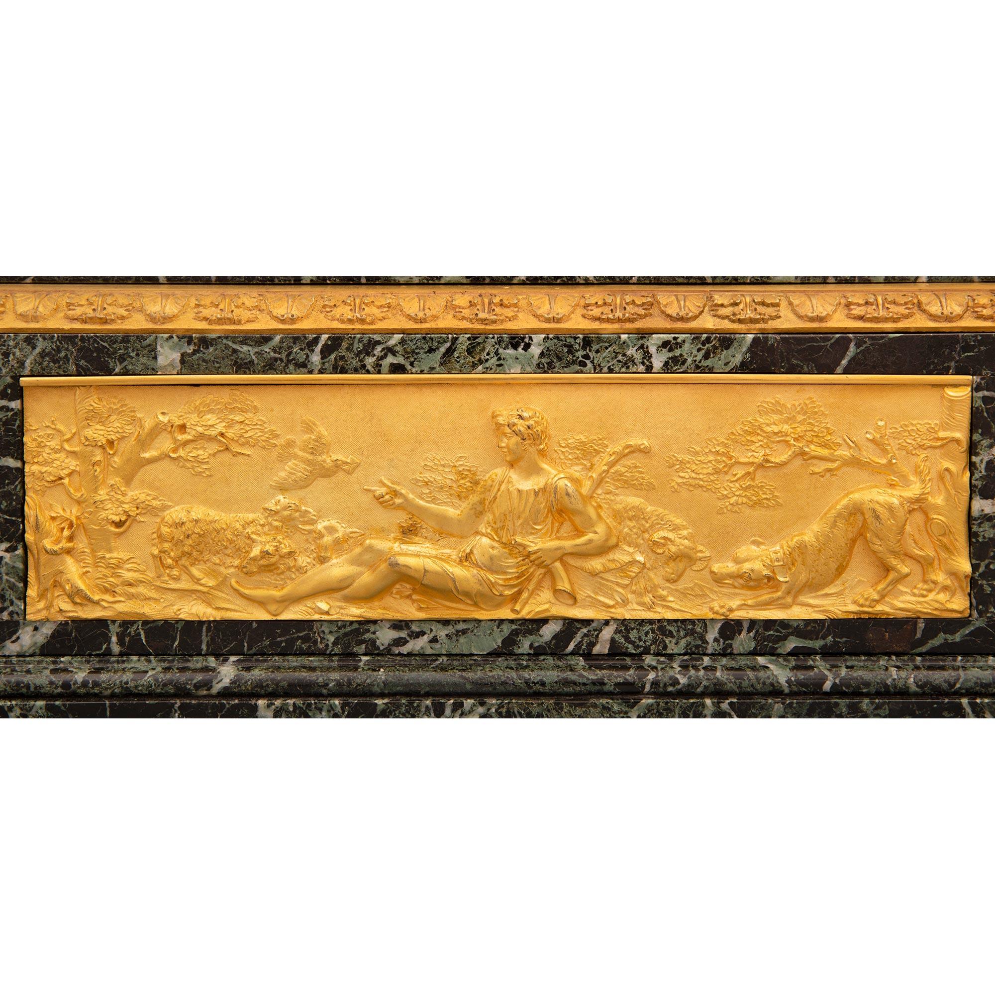 Horloge française de style Empire du 19ème siècle en bronze doré et marbre Vert Patricia en vente 4