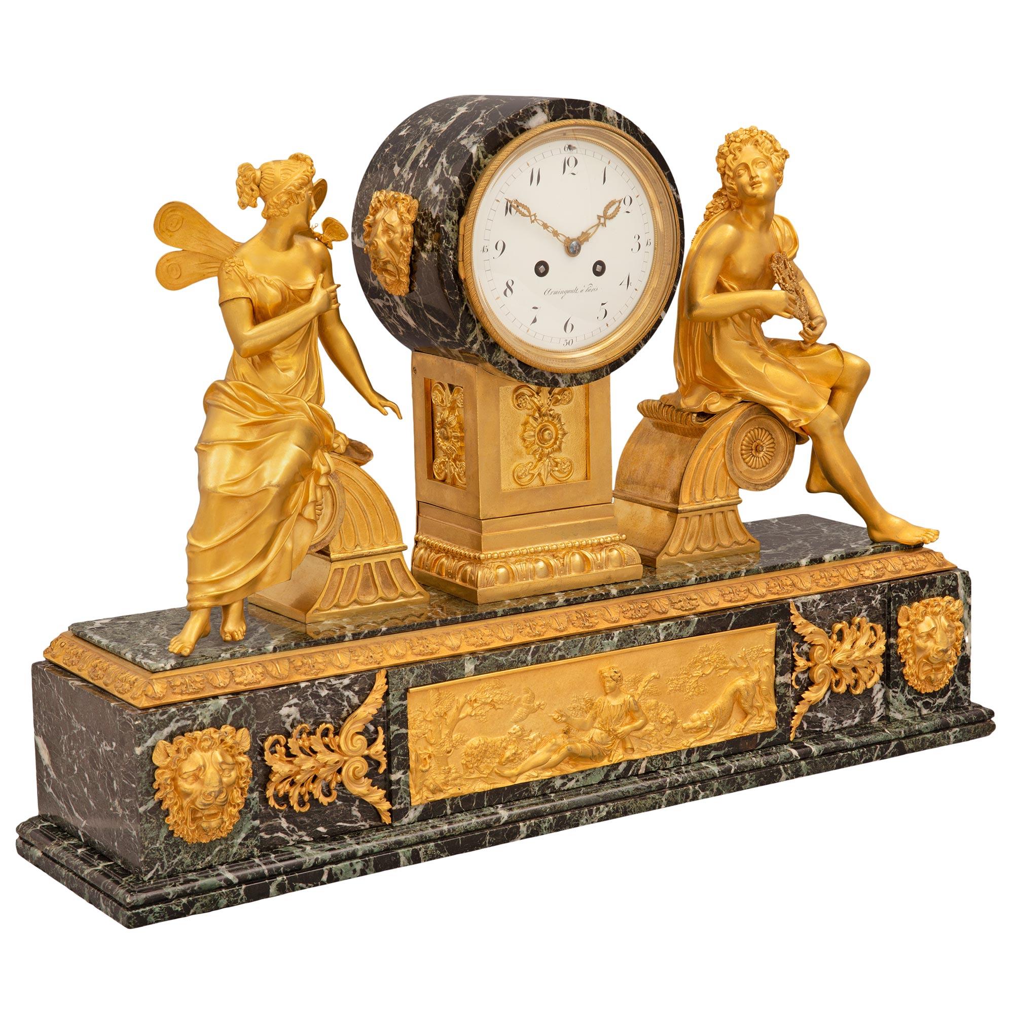Français Horloge française de style Empire du 19ème siècle en bronze doré et marbre Vert Patricia en vente