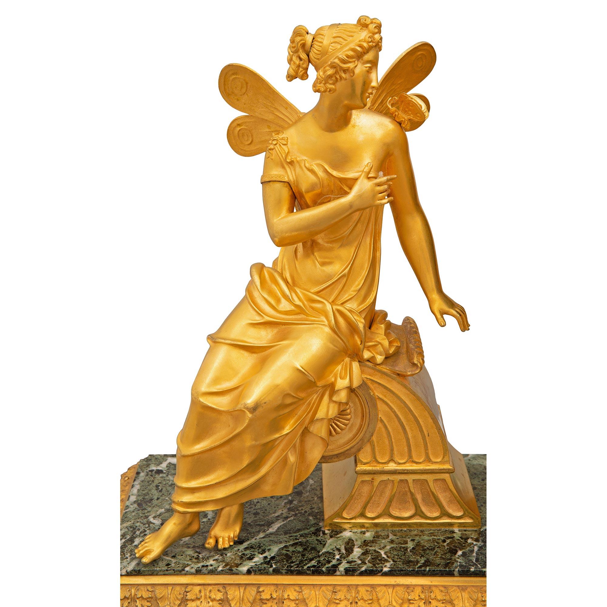 XIXe siècle Horloge française de style Empire du 19ème siècle en bronze doré et marbre Vert Patricia en vente