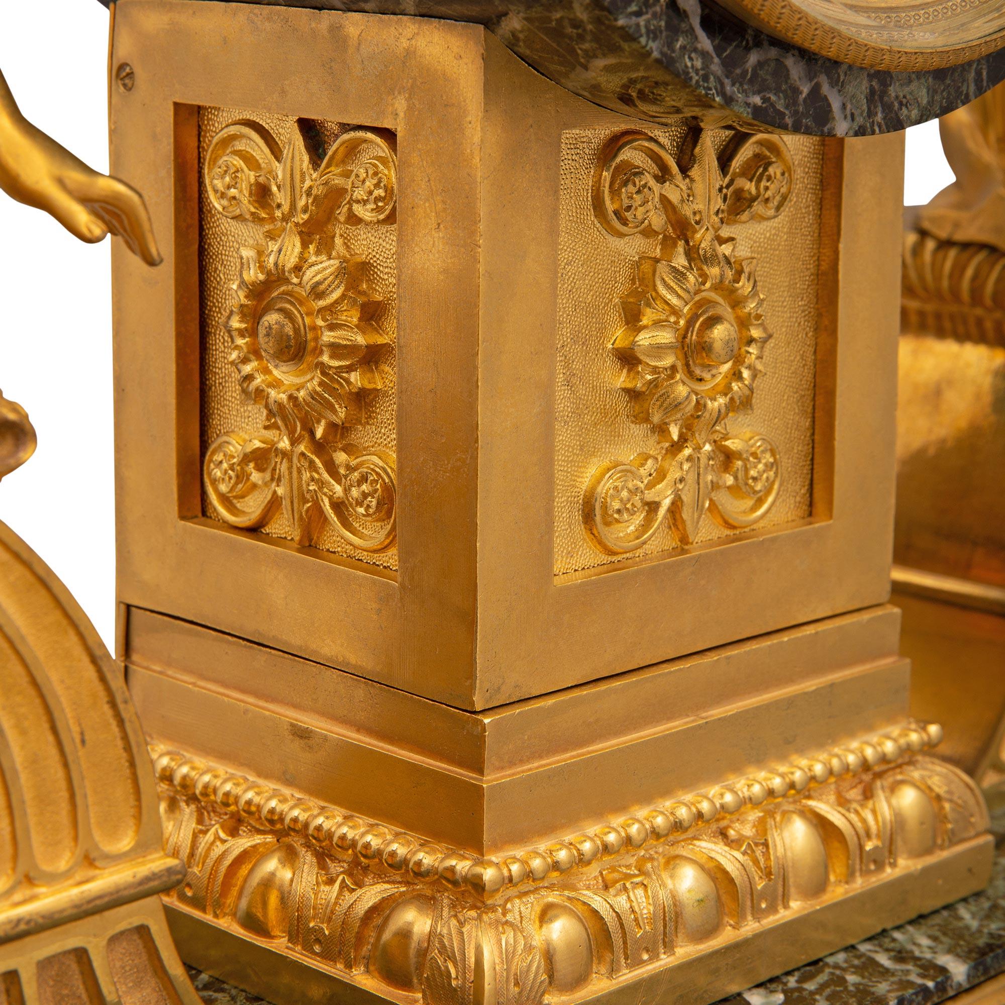 Horloge française de style Empire du 19ème siècle en bronze doré et marbre Vert Patricia en vente 2