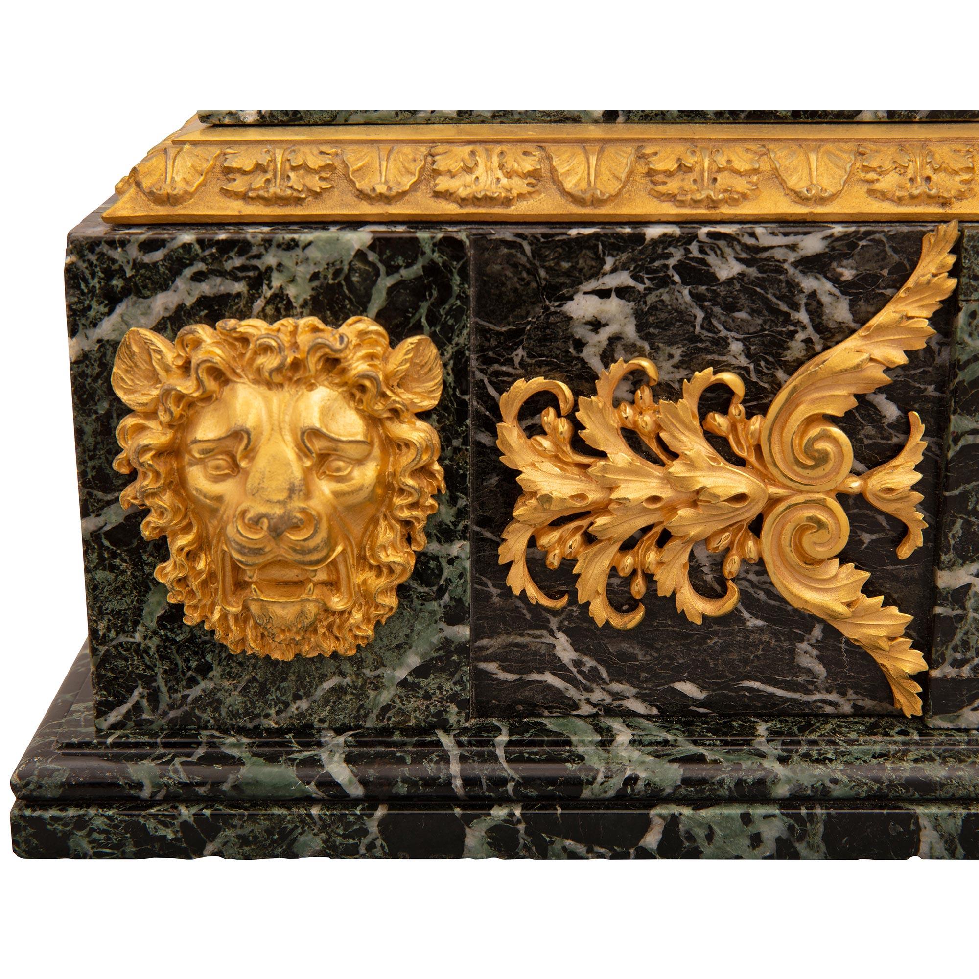 Horloge française de style Empire du 19ème siècle en bronze doré et marbre Vert Patricia en vente 3