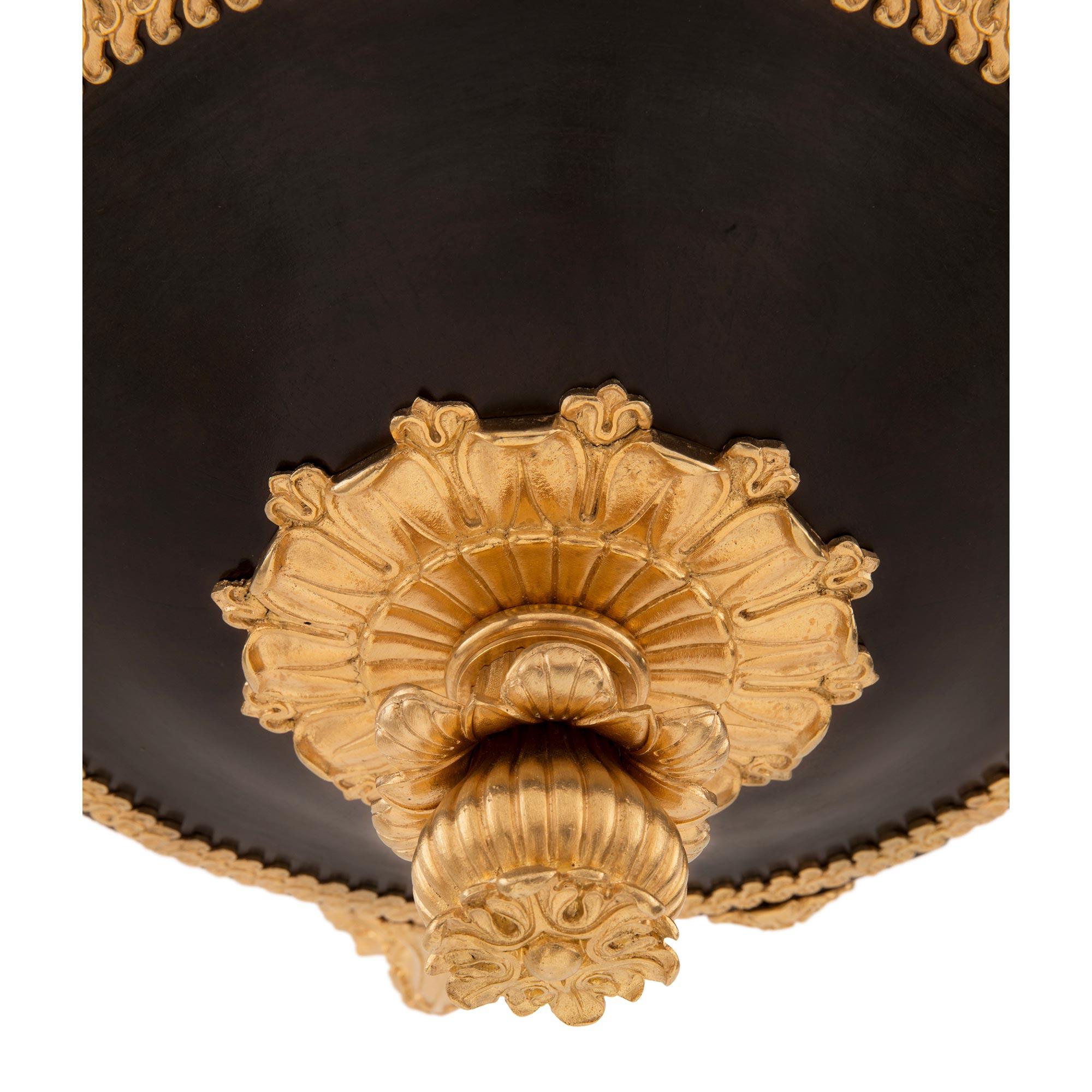 Bronzo Lampadario a sei bracci in stile impero francese del XIX secolo in bronzo patinato e ormolu in vendita
