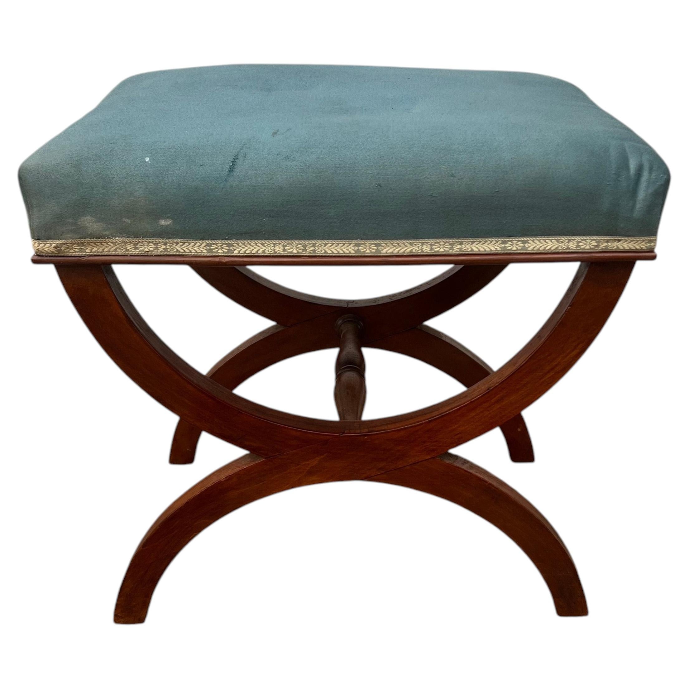 Tabouret français du XIXe siècle de style Empire, en noyer / Assise rembourrée en vente