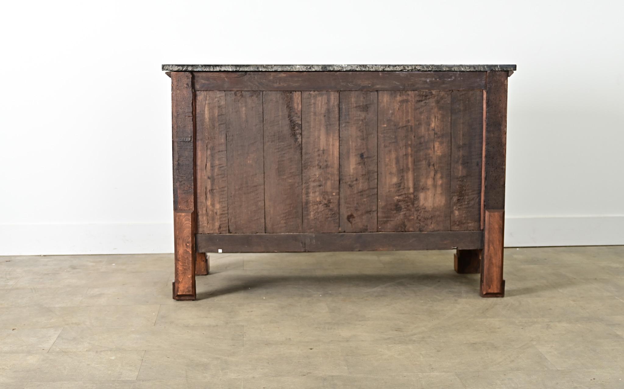 Commode francese del XIX secolo in noce impero con piano in marmo fossile in vendita 3