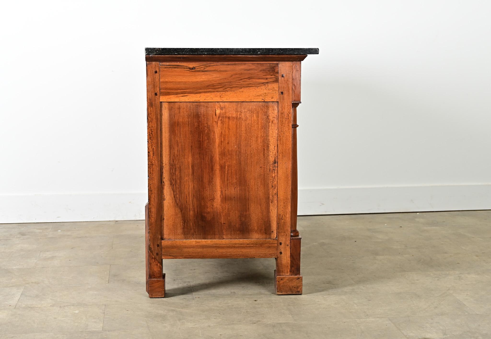 Commode francese del XIX secolo in noce impero con piano in marmo fossile in vendita 4