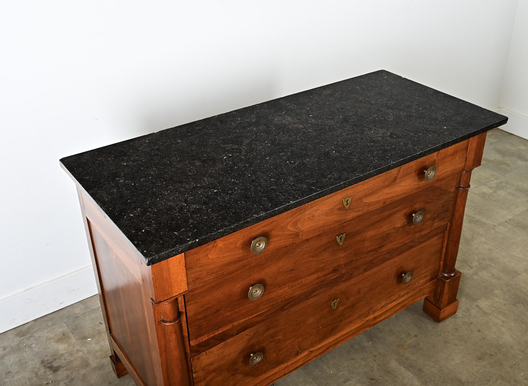 Francese Commode francese del XIX secolo in noce impero con piano in marmo fossile in vendita