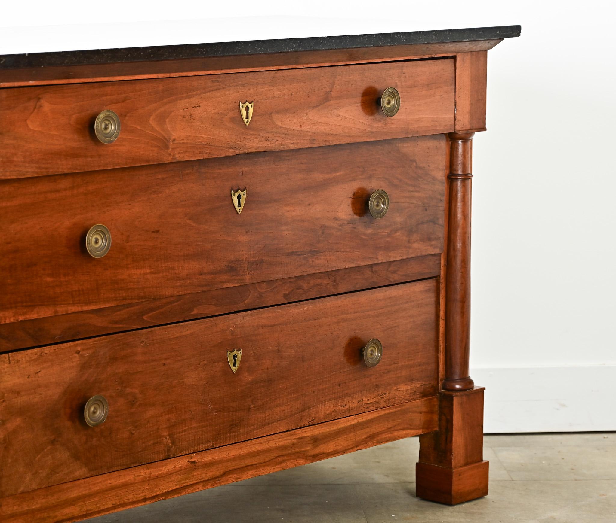 Commode francese del XIX secolo in noce impero con piano in marmo fossile In condizioni buone in vendita a Baton Rouge, LA