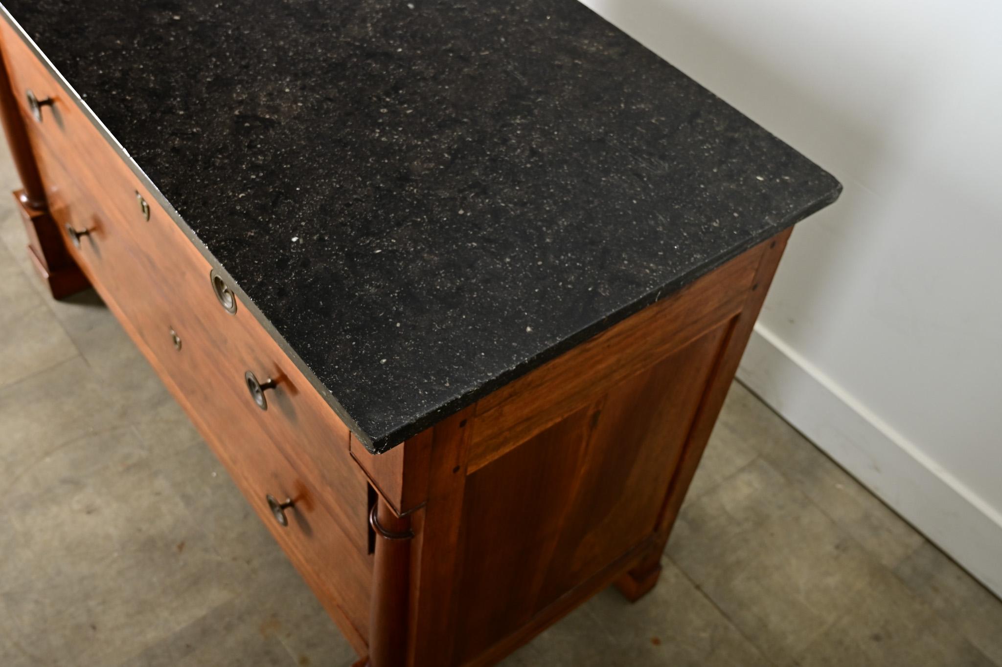 Ottone Commode francese del XIX secolo in noce impero con piano in marmo fossile in vendita