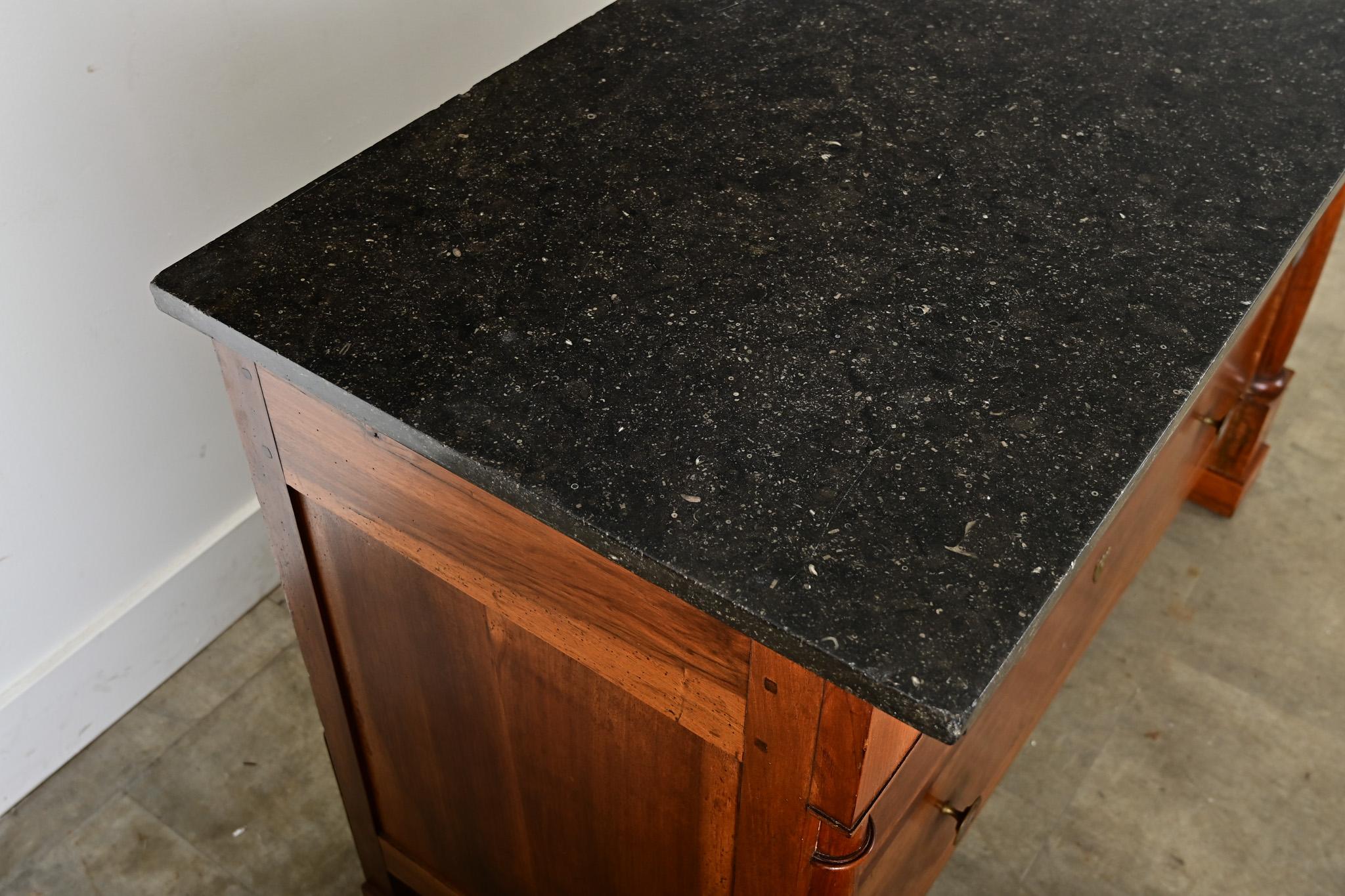 Commode francese del XIX secolo in noce impero con piano in marmo fossile in vendita 1