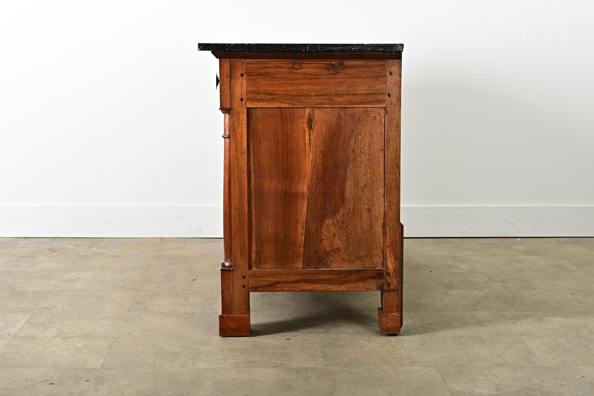Commode francese del XIX secolo in noce impero con piano in marmo fossile in vendita 2
