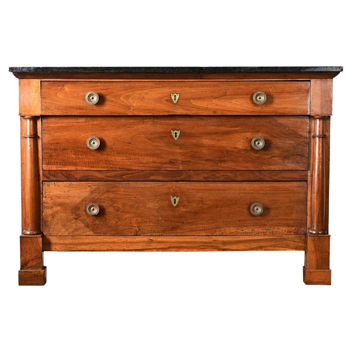 Commode francese del XIX secolo in noce impero con piano in marmo fossile in vendita