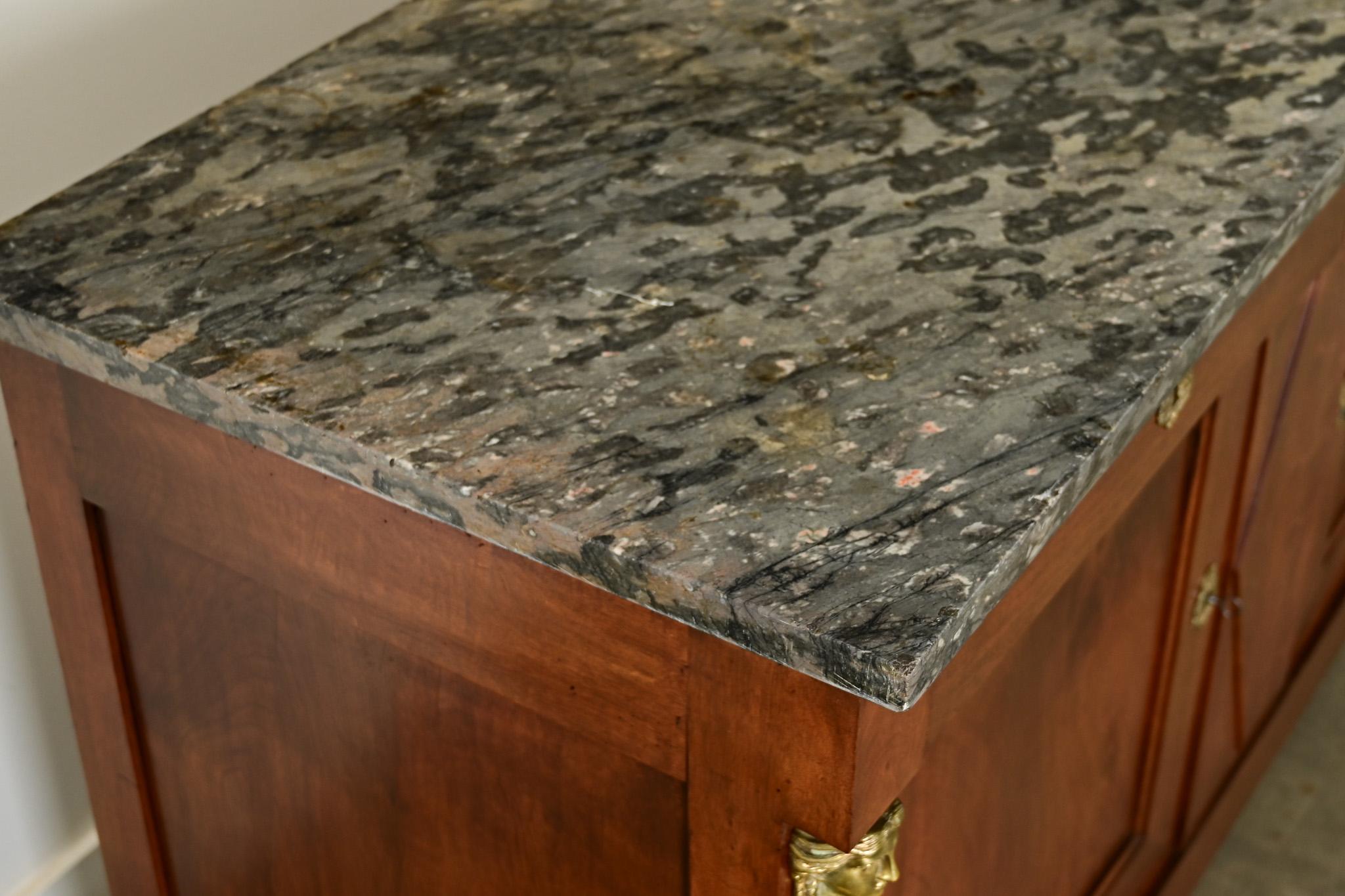 Buffet impero francese del XIX secolo in noce e marmo in vendita 4