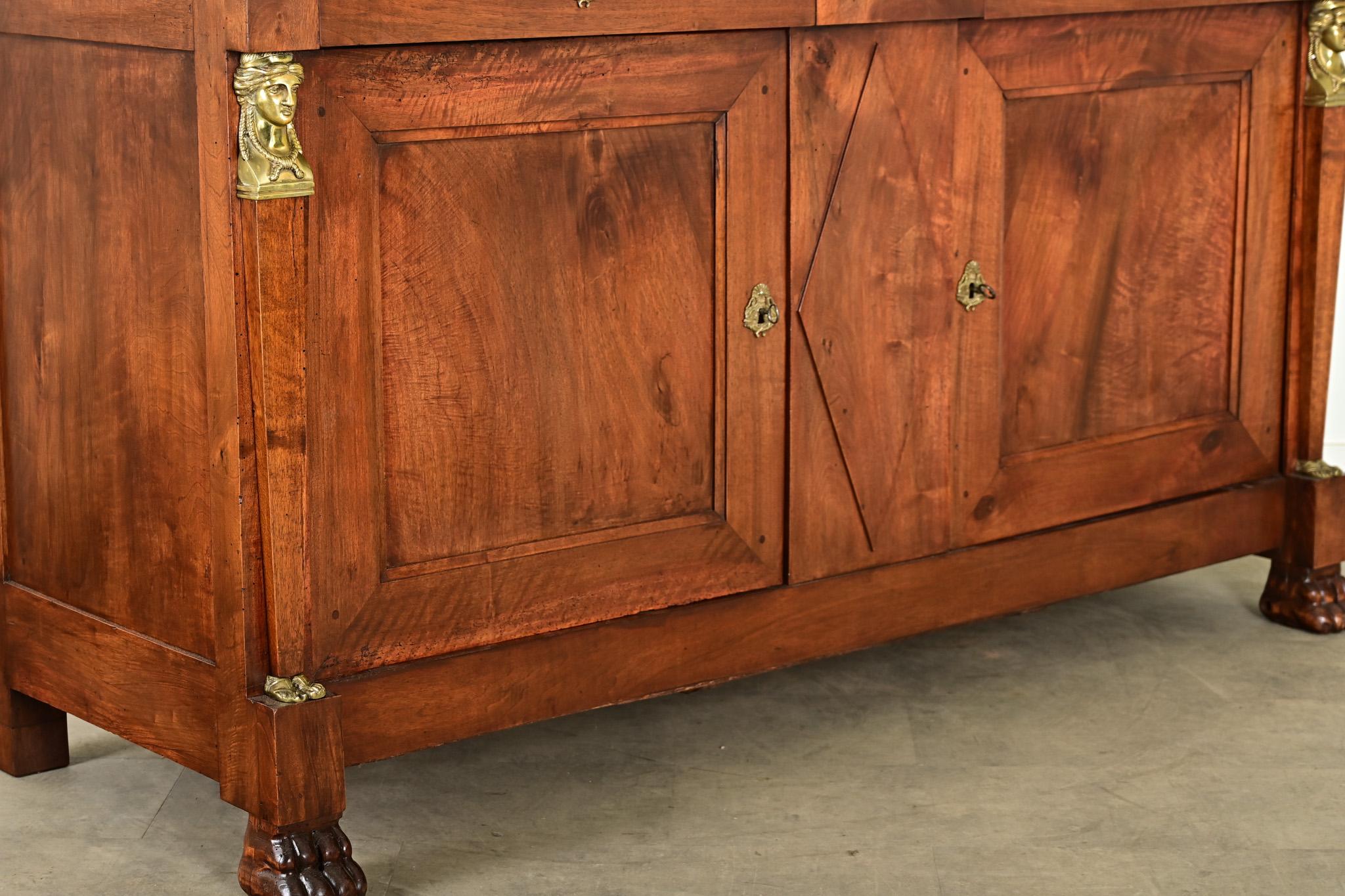 Buffet impero francese del XIX secolo in noce e marmo in vendita 8