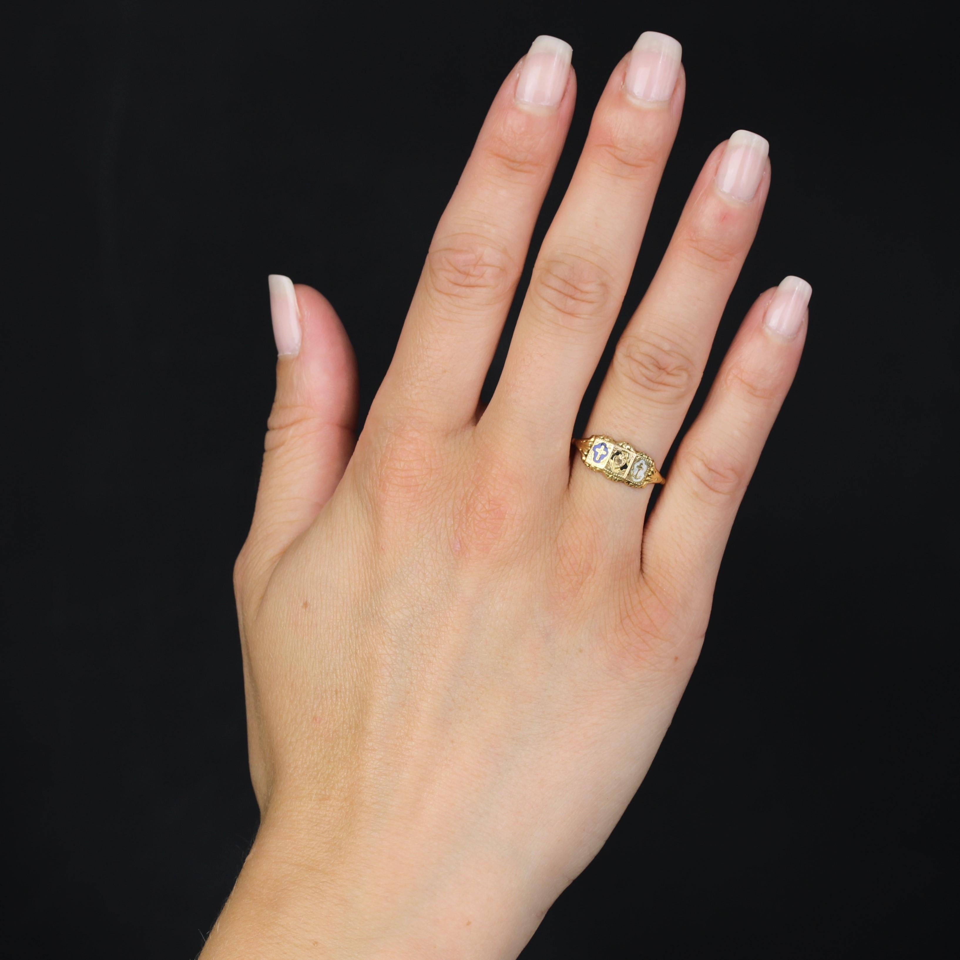 Bague en or jaune 18 carats, poinçon tête d'aigle.
Rare bague ancienne avec 3 petites plaques rectangulaires en or sur le dessus, représentant les motifs de la foi, de la charité et de l'espérance, partiellement émaillées. La bague est ornée de 8