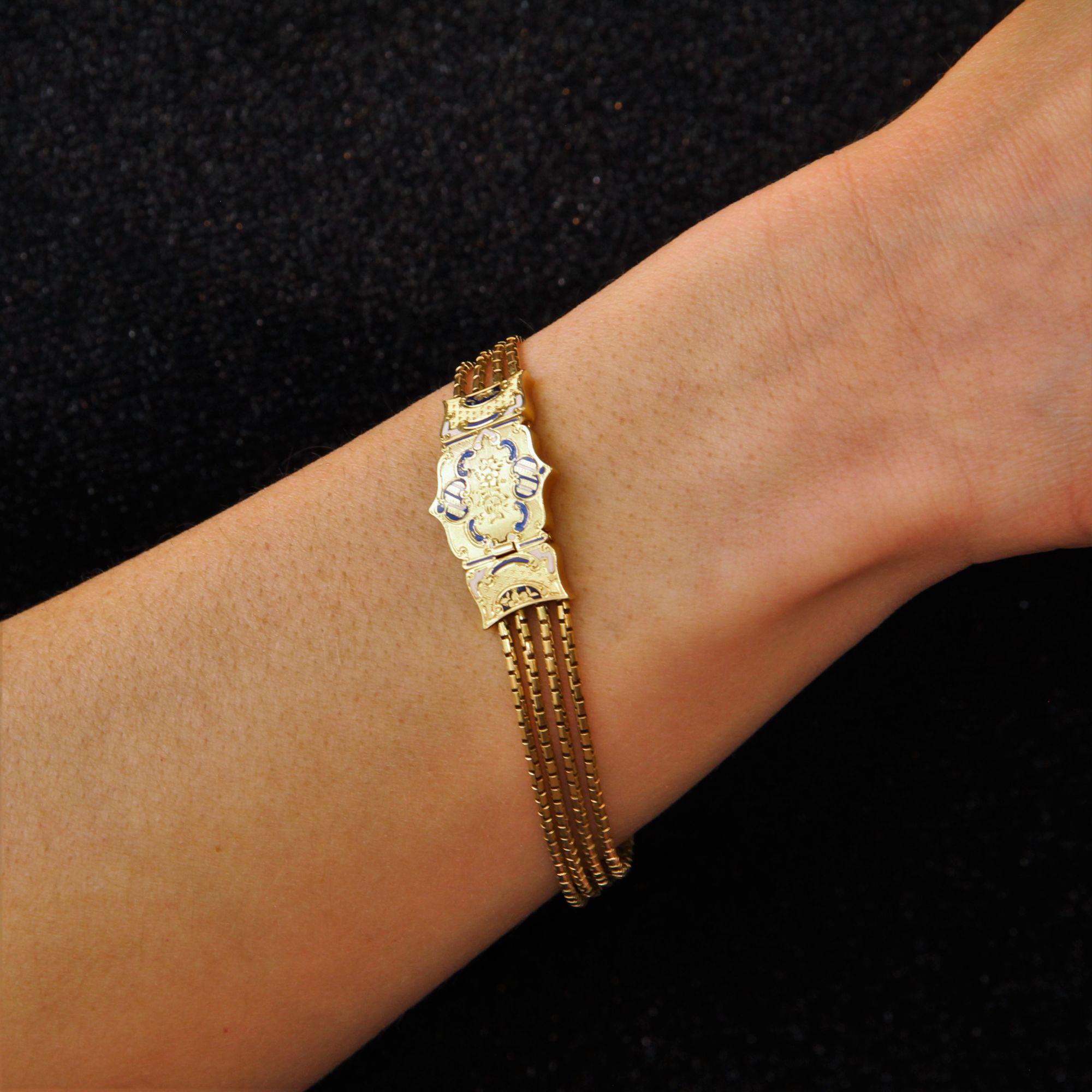 Bracelet en or jaune 18 carats, poinçon tête d'aigle.
Magnifique bracelet ancien, il est constitué de 4 fines chaînes dites arc romain, attachées à un fermoir à cliquet de forme rectangulaire avec fond gravé, guilloché, gravé de fleurs et