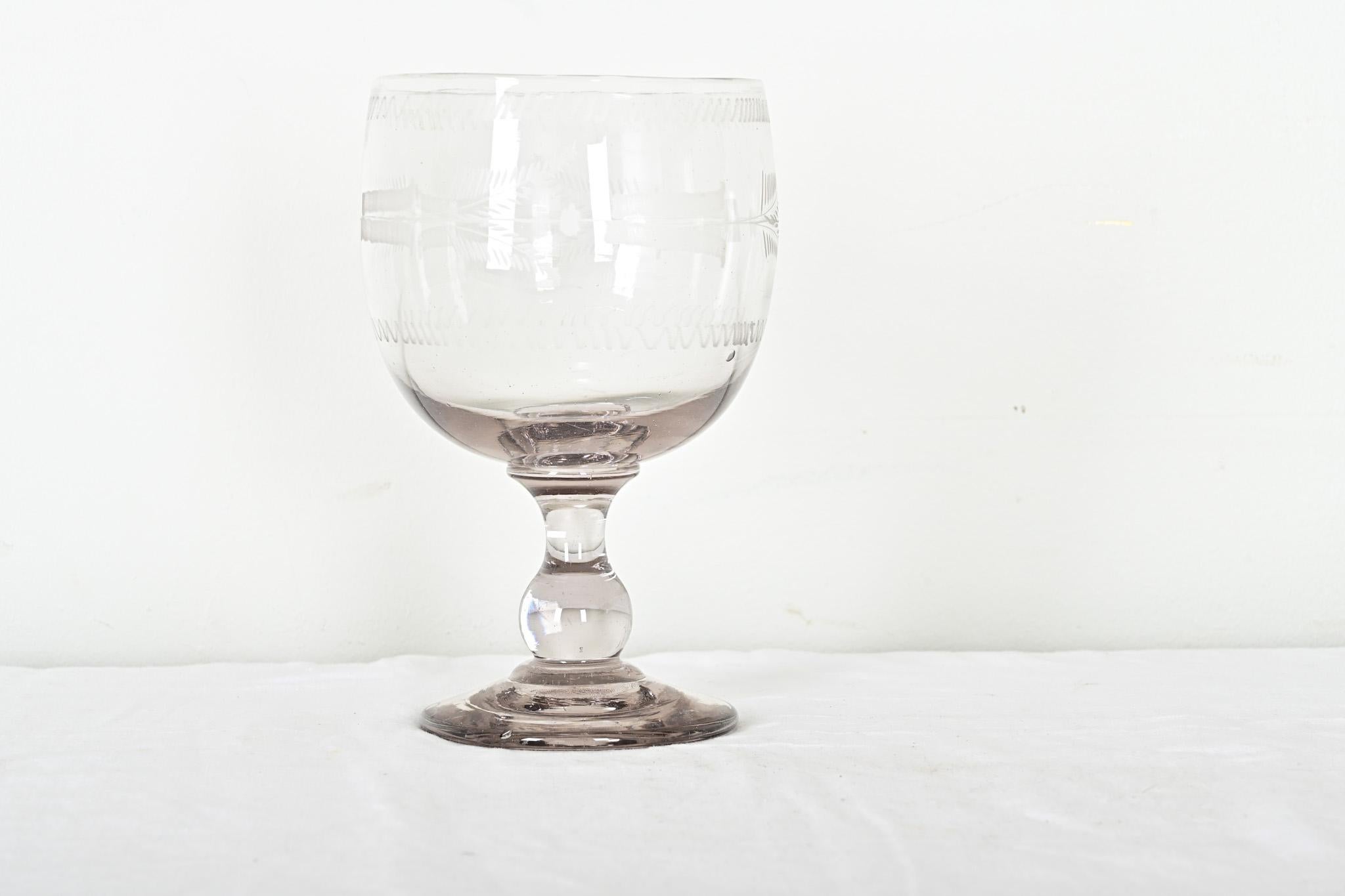 Français Calice en verre gravé du 19ème siècle en vente