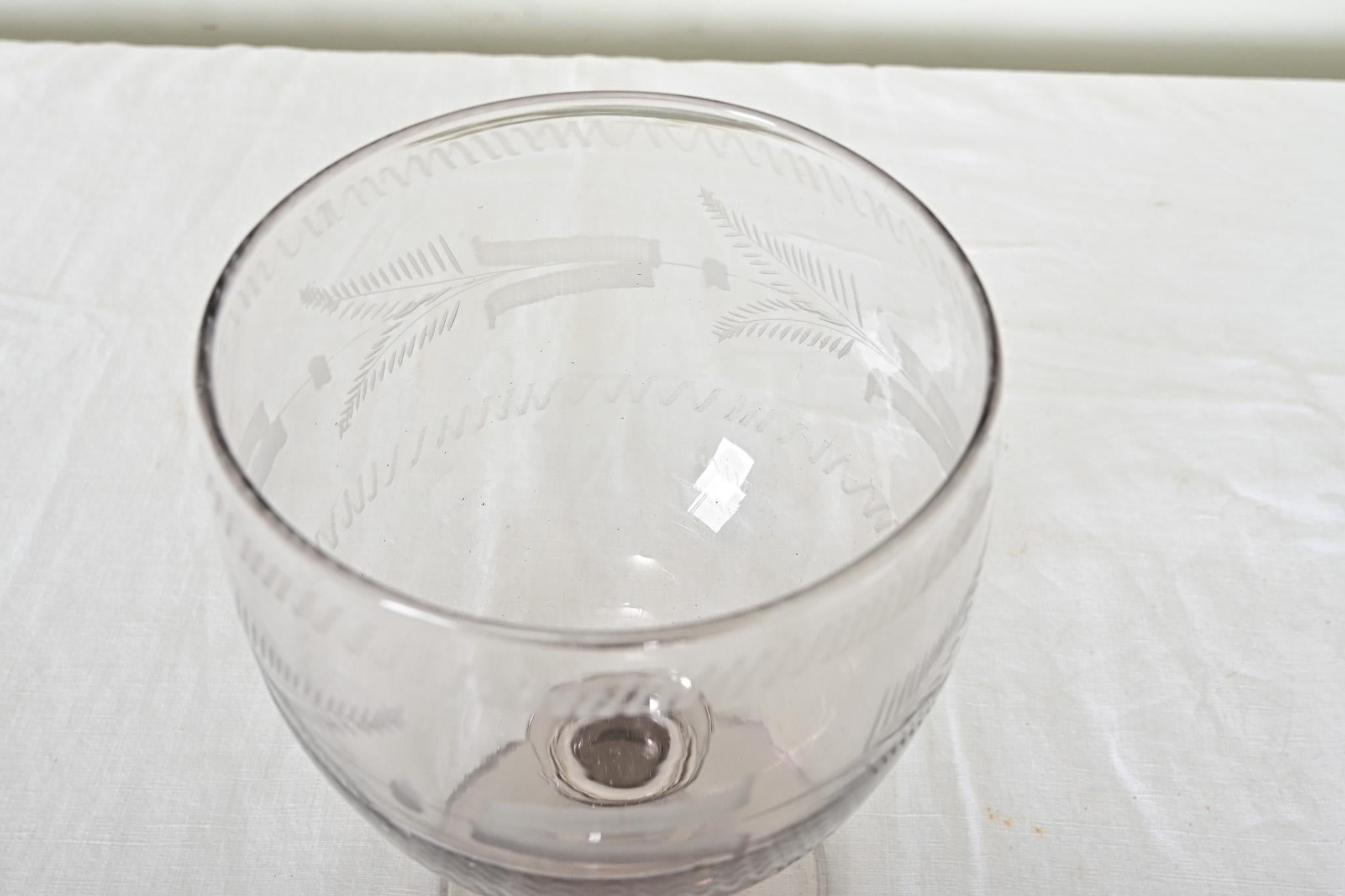 XIXe siècle Calice en verre gravé du 19ème siècle en vente