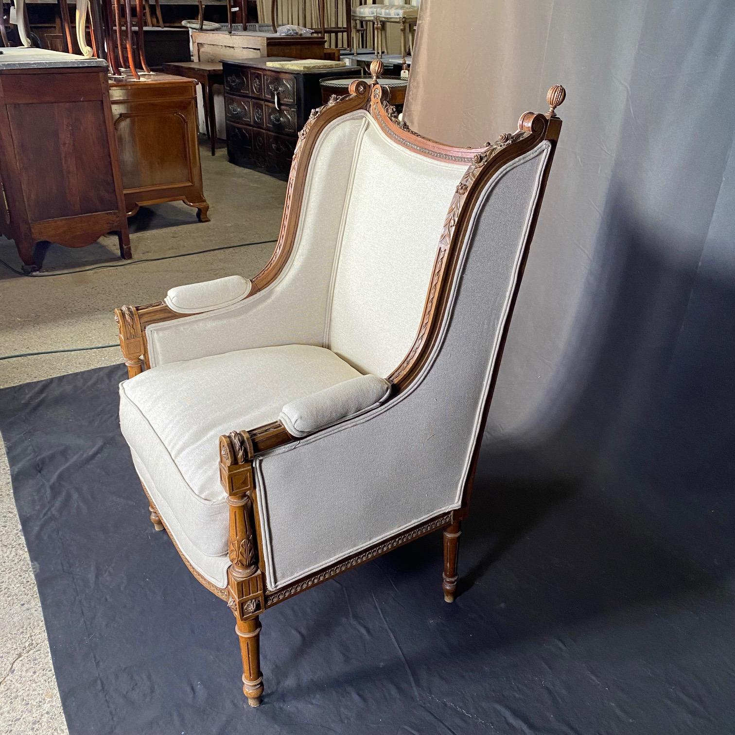 French 19th Century Exquisitely Carved Walnut Bergere with New Upholstery For Sale 6