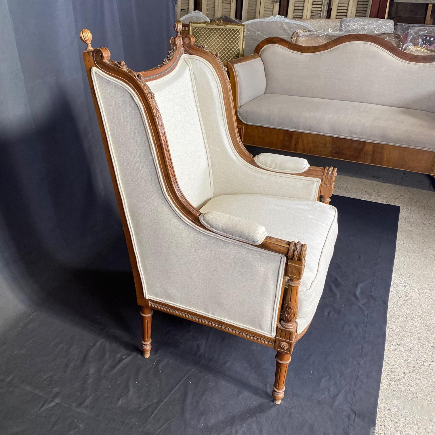 French 19th Century Exquisitely Carved Walnut Bergere with New Upholstery For Sale 7