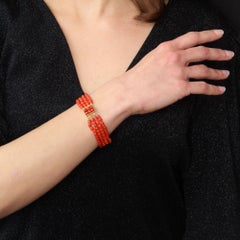 Französisches Armband aus 18 Karat Gelbgold mit facettierten Korallenperlen und Verschluss aus dem 19. Jahrhundert