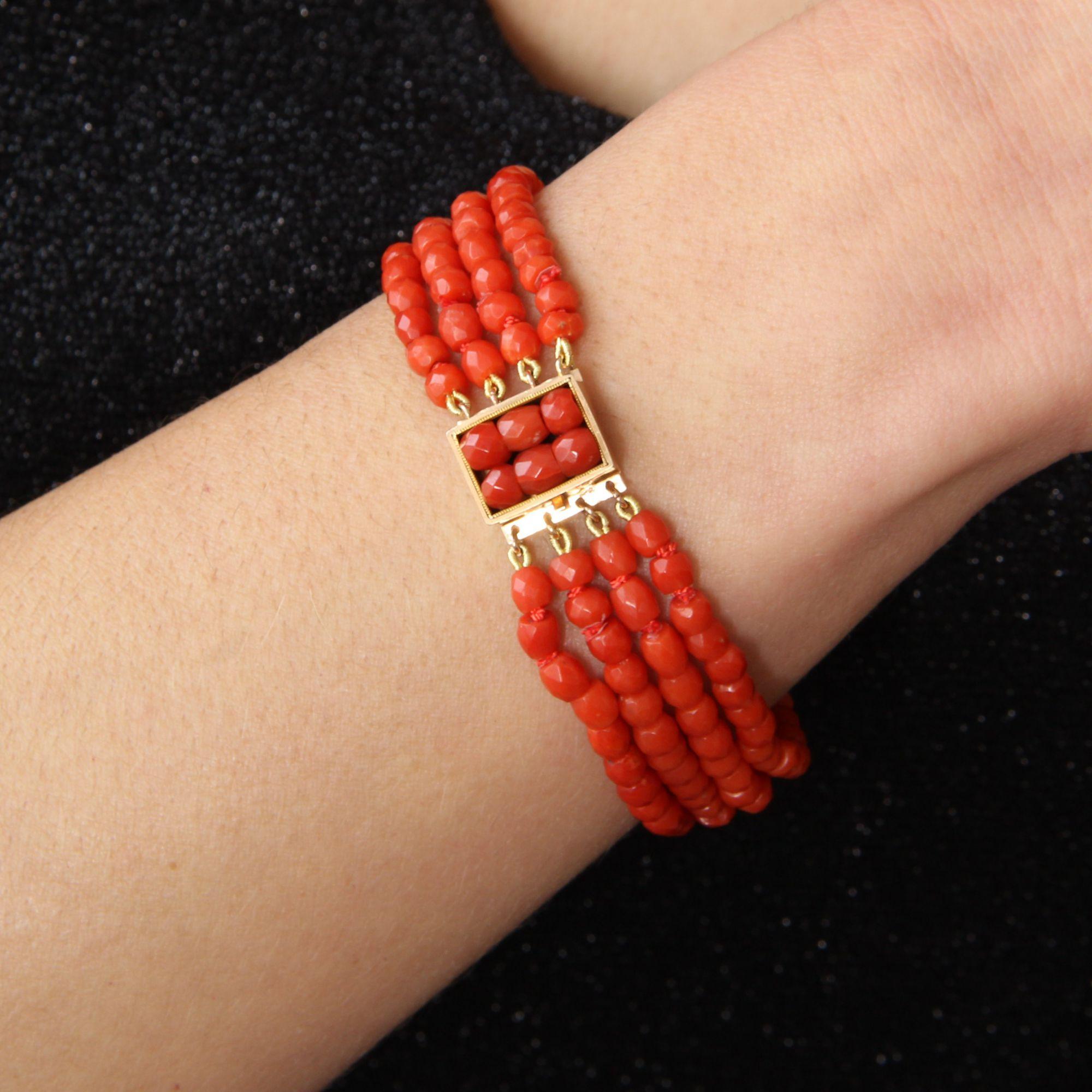 French 19th Century Faceted Coral Pearls 18 Karat Yellow Gold Clasp Bracelet In Good Condition In Poitiers, FR