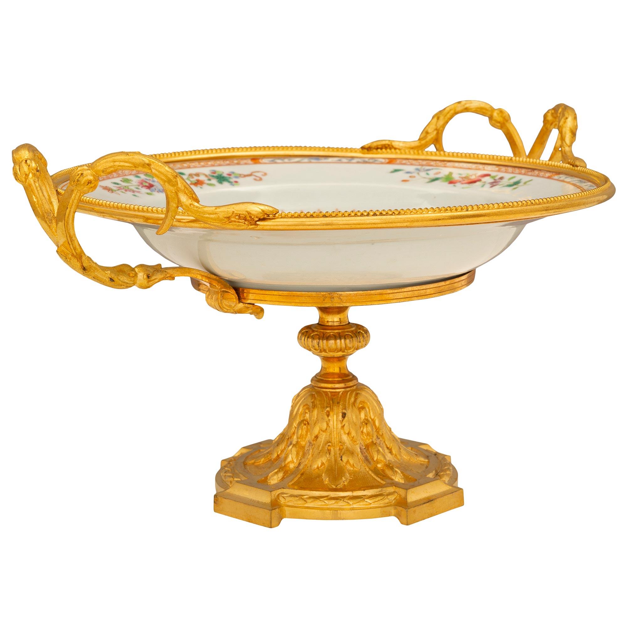 Français Centre de table de style Louis XVI du XIXe siècle en porcelaine Famille Rose et bronze doré en vente