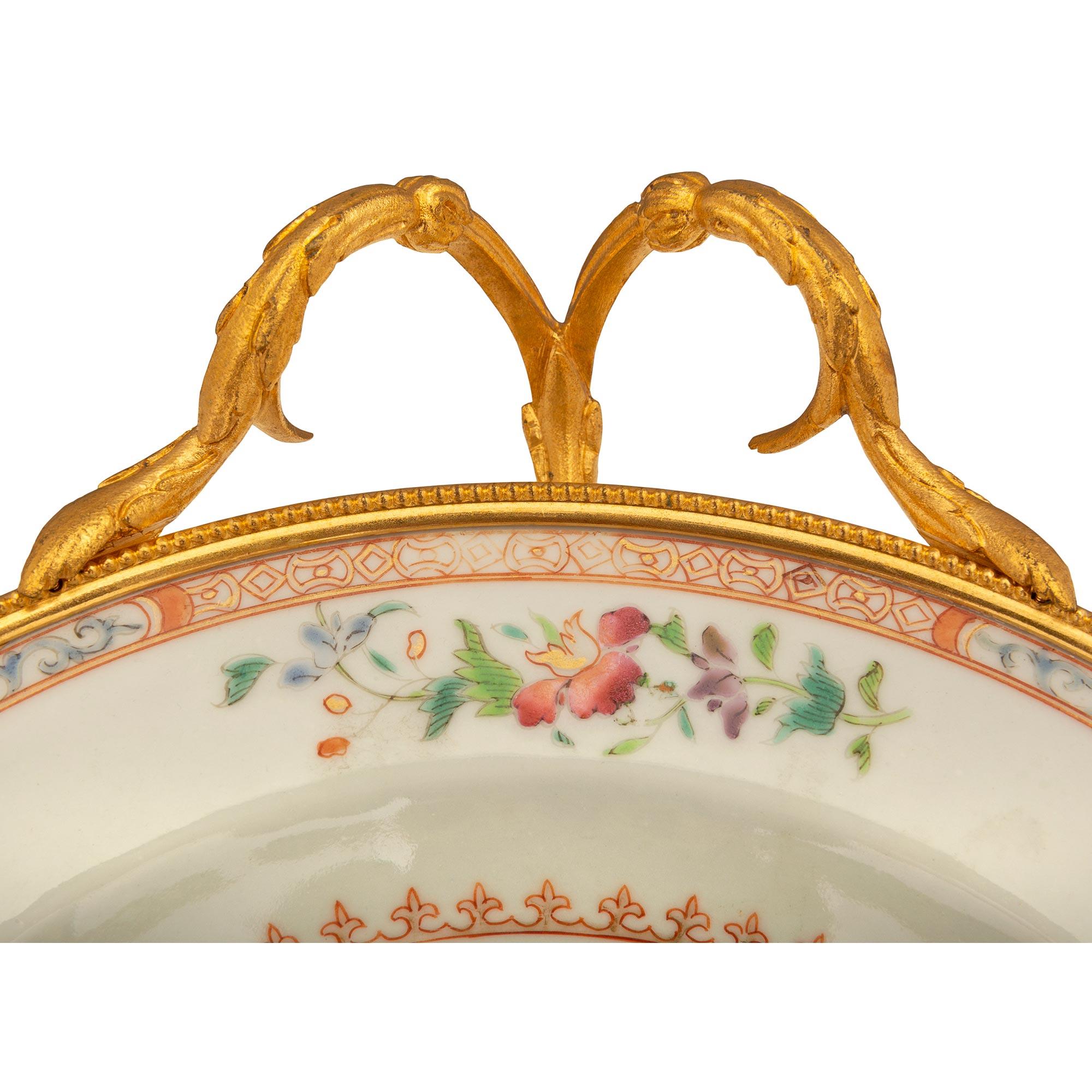 Porcelaine Centre de table de style Louis XVI du XIXe siècle en porcelaine Famille Rose et bronze doré en vente