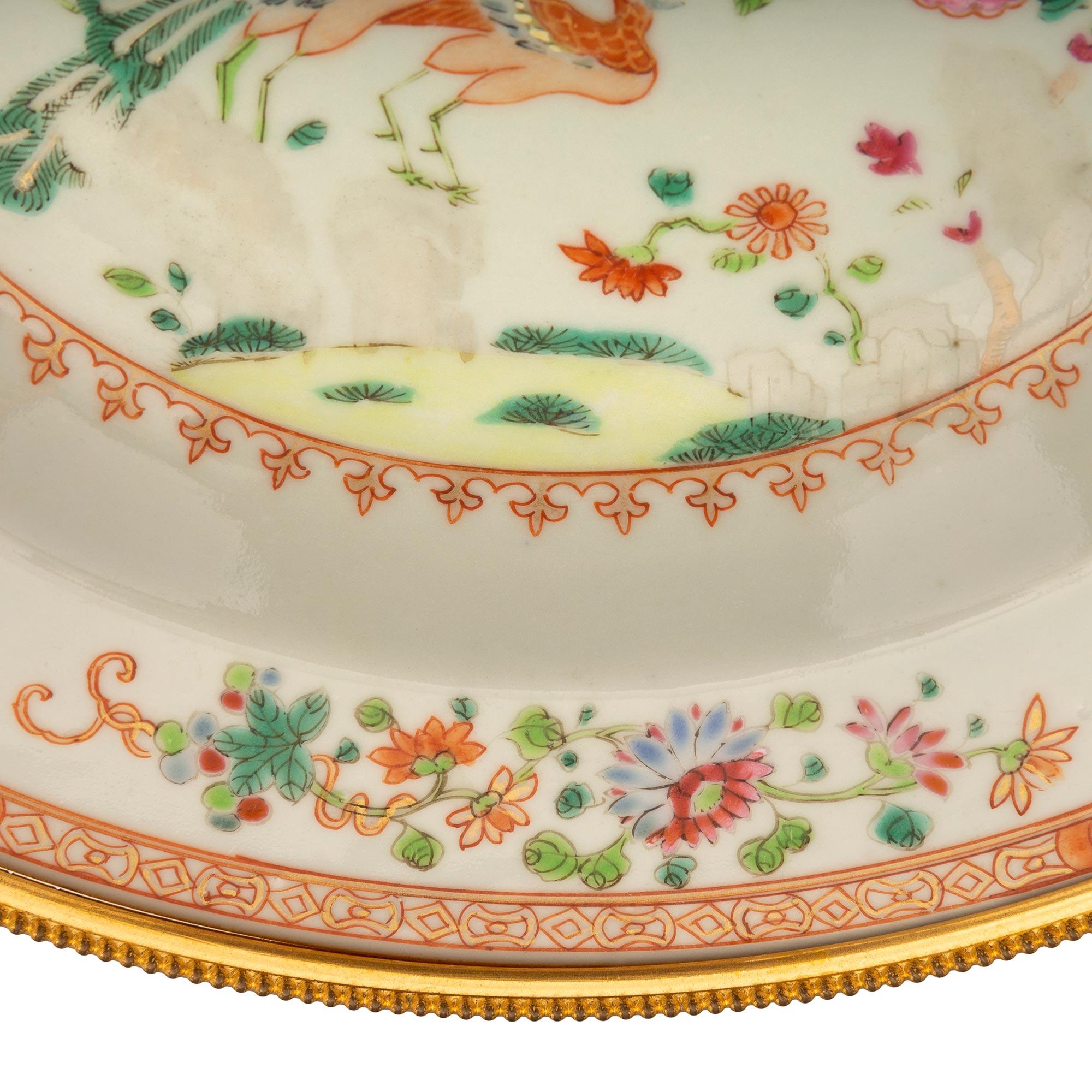 Centre de table de style Louis XVI du XIXe siècle en porcelaine Famille Rose et bronze doré en vente 2