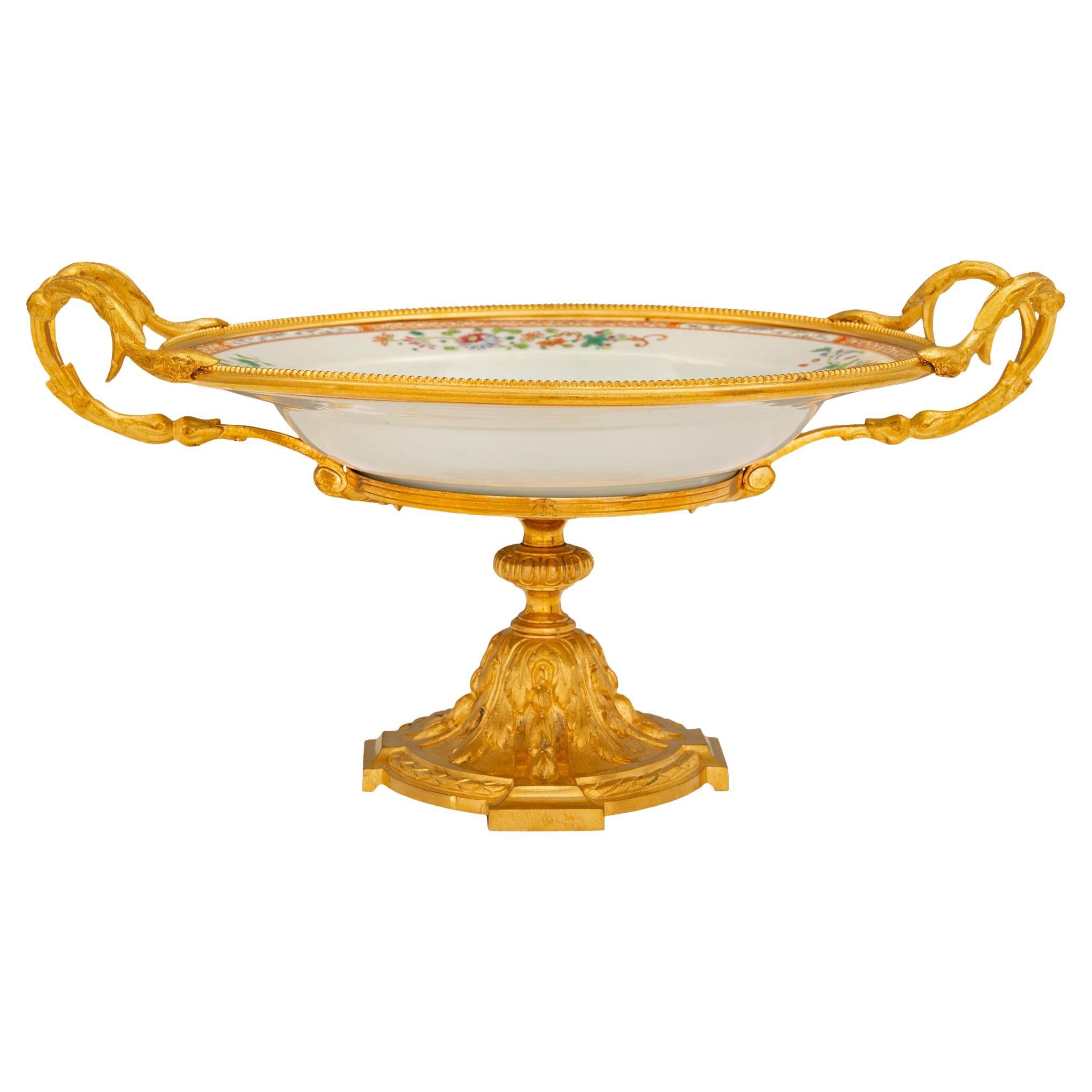 Centre de table de style Louis XVI du XIXe siècle en porcelaine Famille Rose et bronze doré en vente