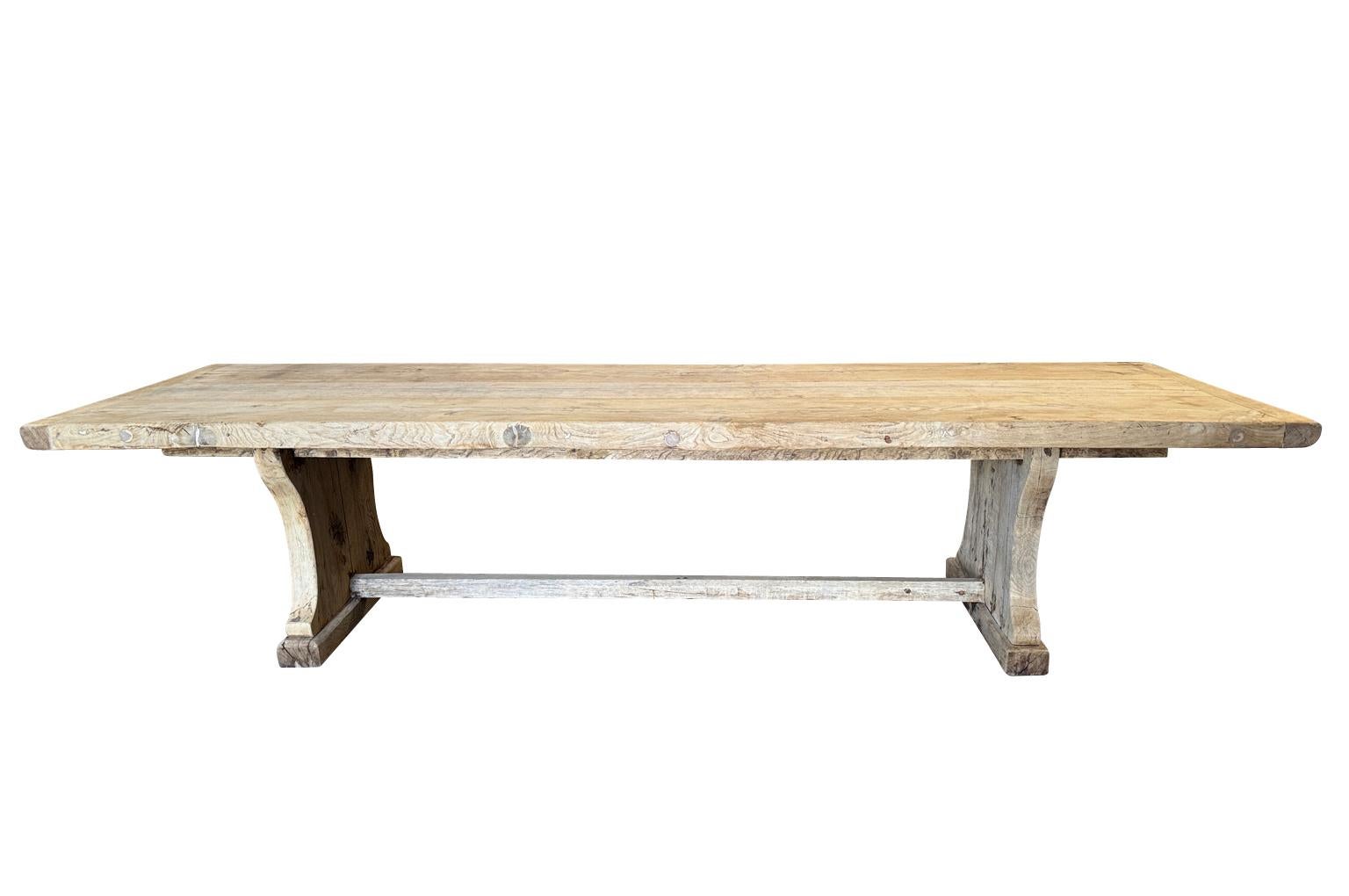 Una mesa de granja de finales del siglo XIX procedente de la región francesa de Provenza.  Sólidamente construida en roble lavado al natural con patas de formas maravillosas.  Una mesa a gran escala perfecta para grandes reuniones familiares.