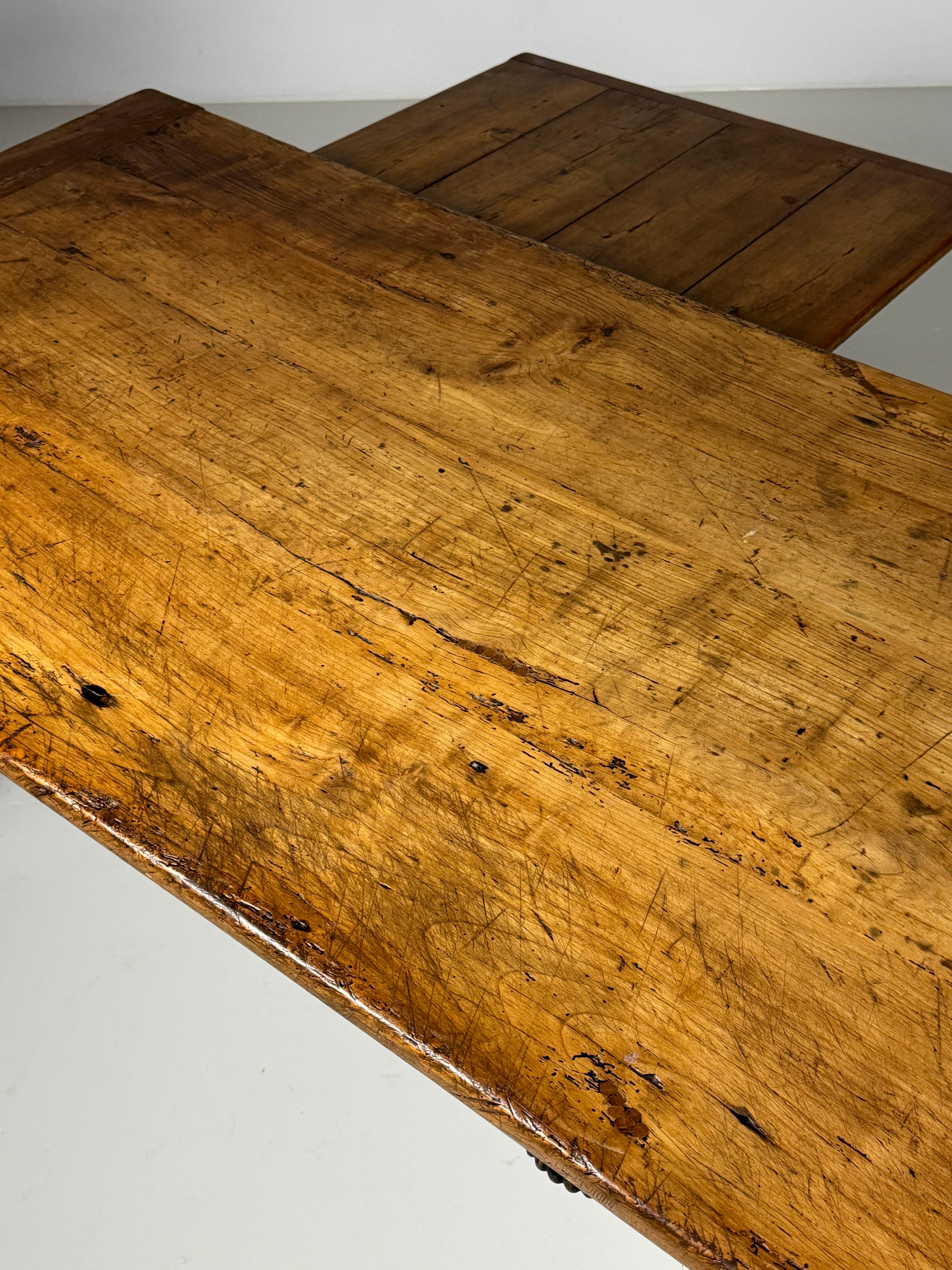 Particularly beautiful authentic French dining table. Of large size. Early 19th century. With extendable top. 1 drawer on each long side.
Table is very solid and sturdy. Beautiful colour and patina.

Dimensions: L248.5 x W93 x H78.5
BH61,5