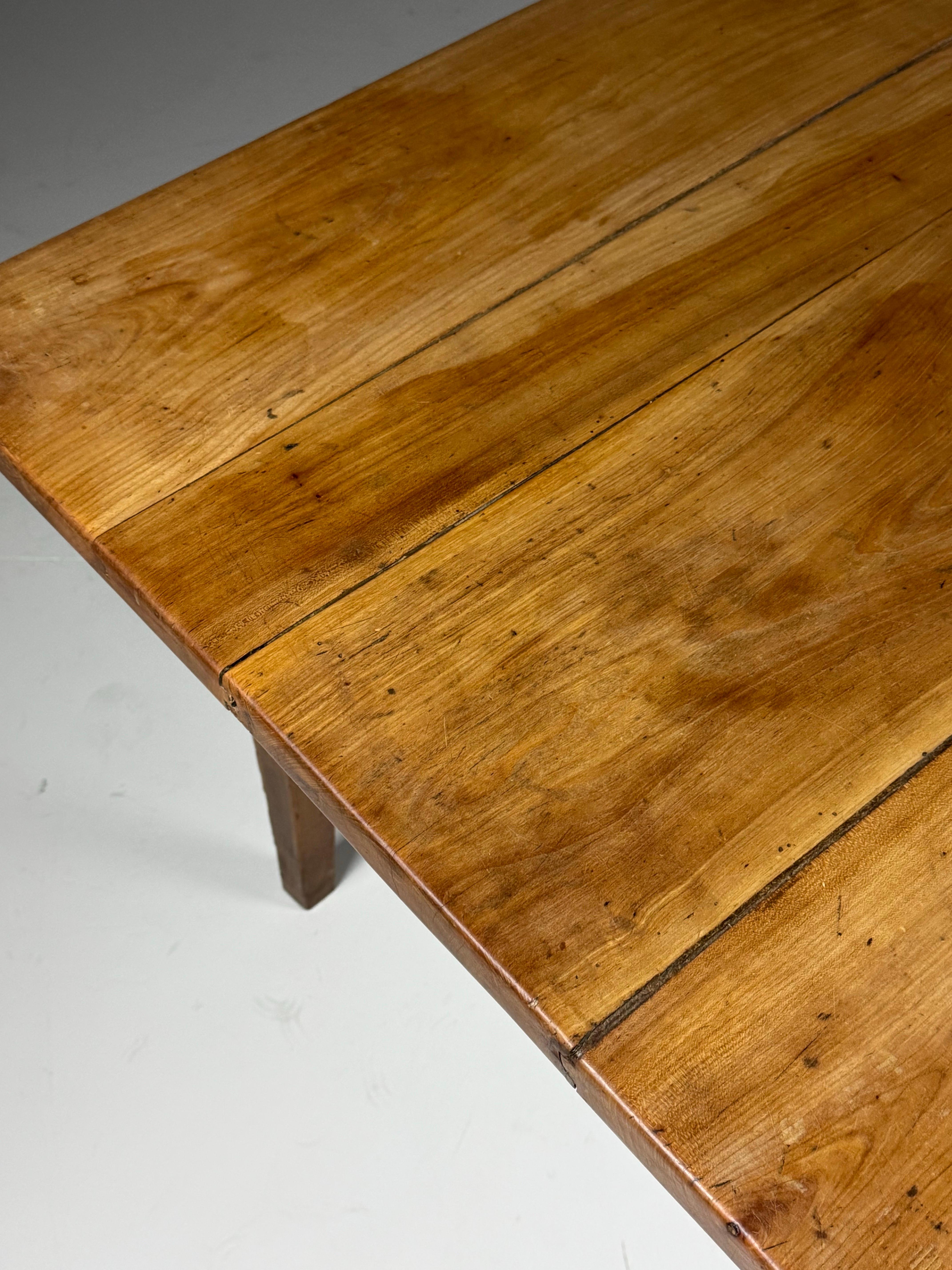 Mesa de comedor de granja francesa.
Principios del siglo XIX. De madera de frutal.
Encaja perfectamente tanto en interiores modernos como clásicos o rústicos.

La mesa está en buen estado. Muy robusto y sólido. Bonito color y pátina. 2 cajones en el