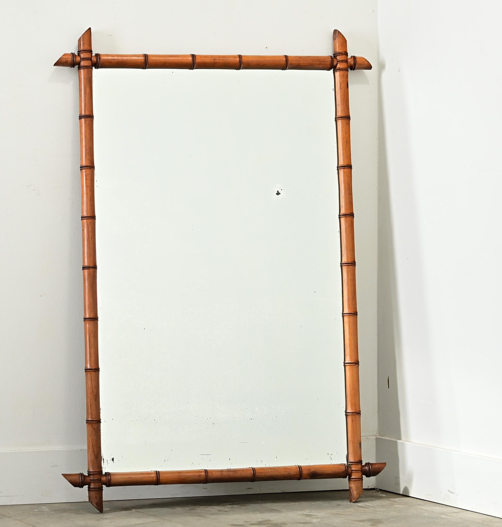 Ein Spiegel aus Bambusimitat aus Frankreich, Jahrhundertwende um 1890, mit einer schönen bernsteinfarbenen Patina im Rahmen. Dieser hohe Spiegel hat eine rechteckige Form, die symmetrisch ist und in beide Richtungen aufgehängt werden kann. Er ist
