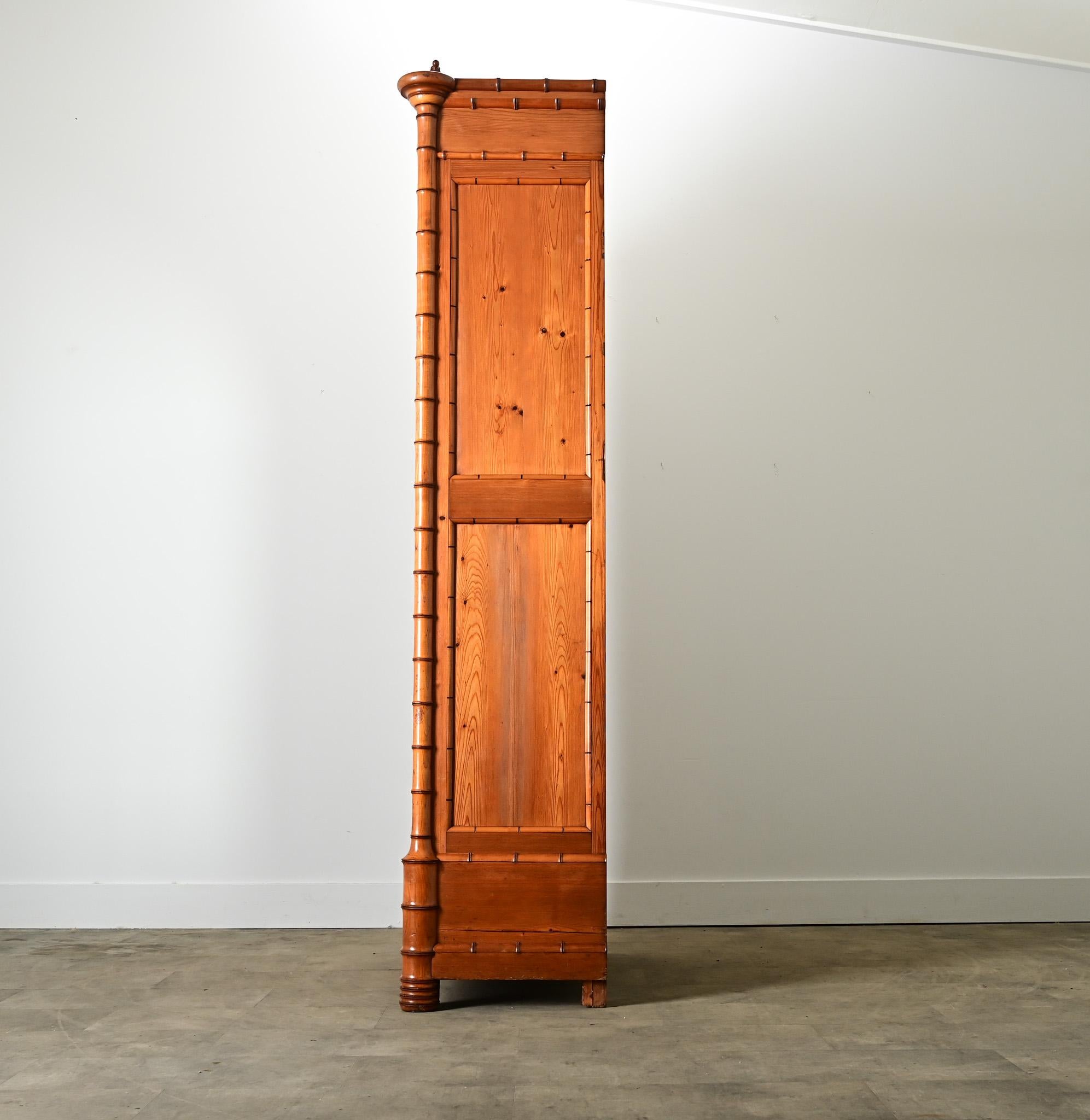 Armoire francese del XIX secolo in pino e specchio in finto bambù in vendita 3